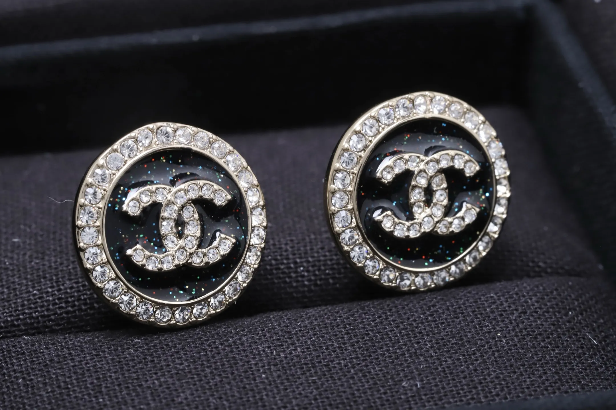CC Logo Glitter Enamel Stud Earrings D15017344 — view 3