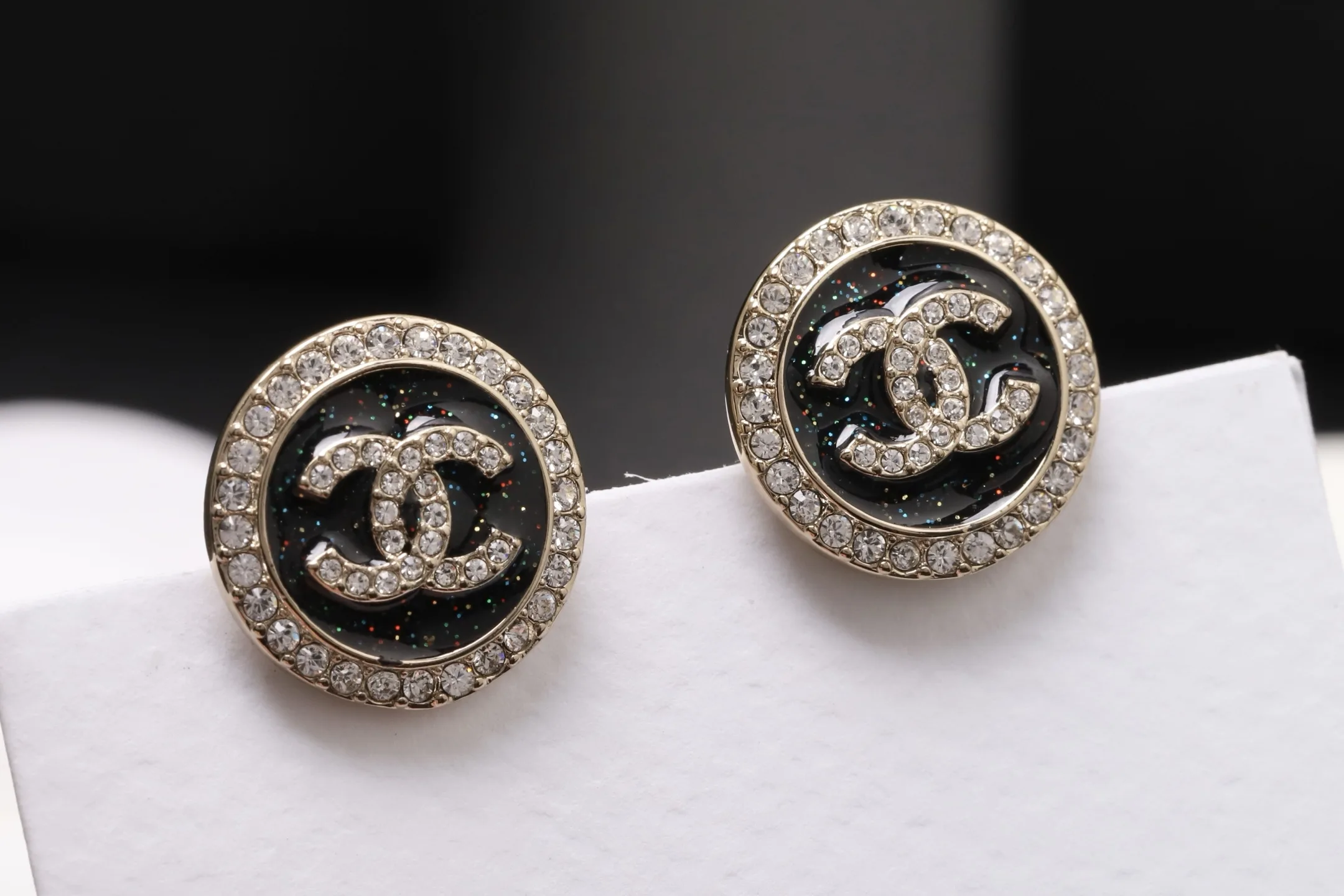 CC Logo Glitter Enamel Stud Earrings D15017344 — view 4