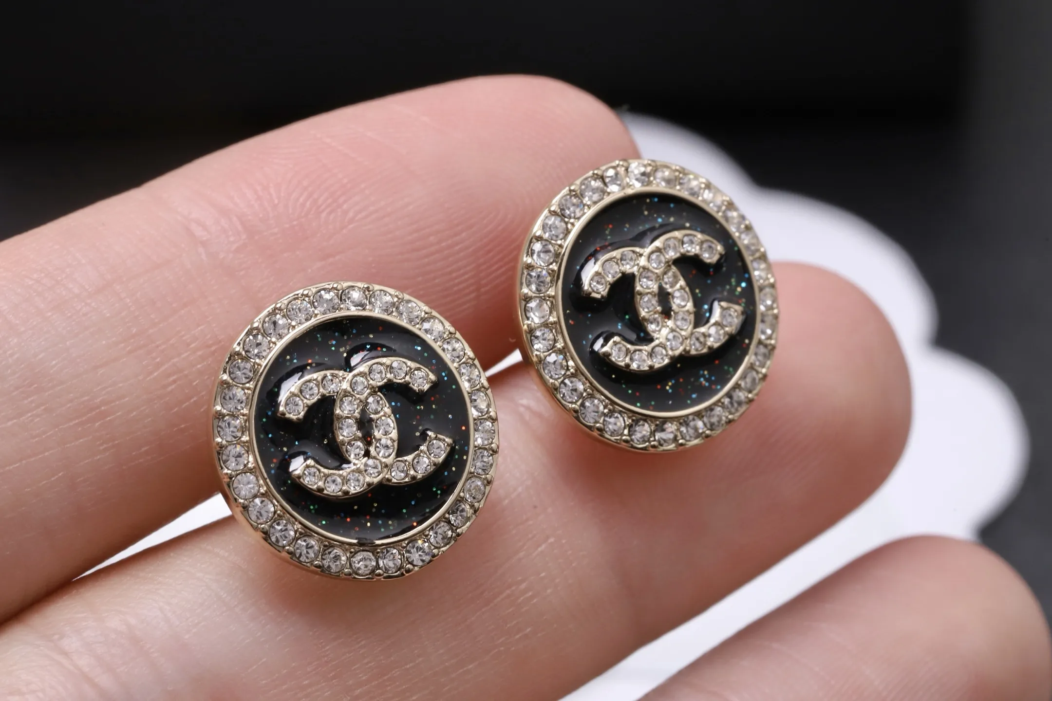 CC Logo Glitter Enamel Stud Earrings D15017344 — view 6