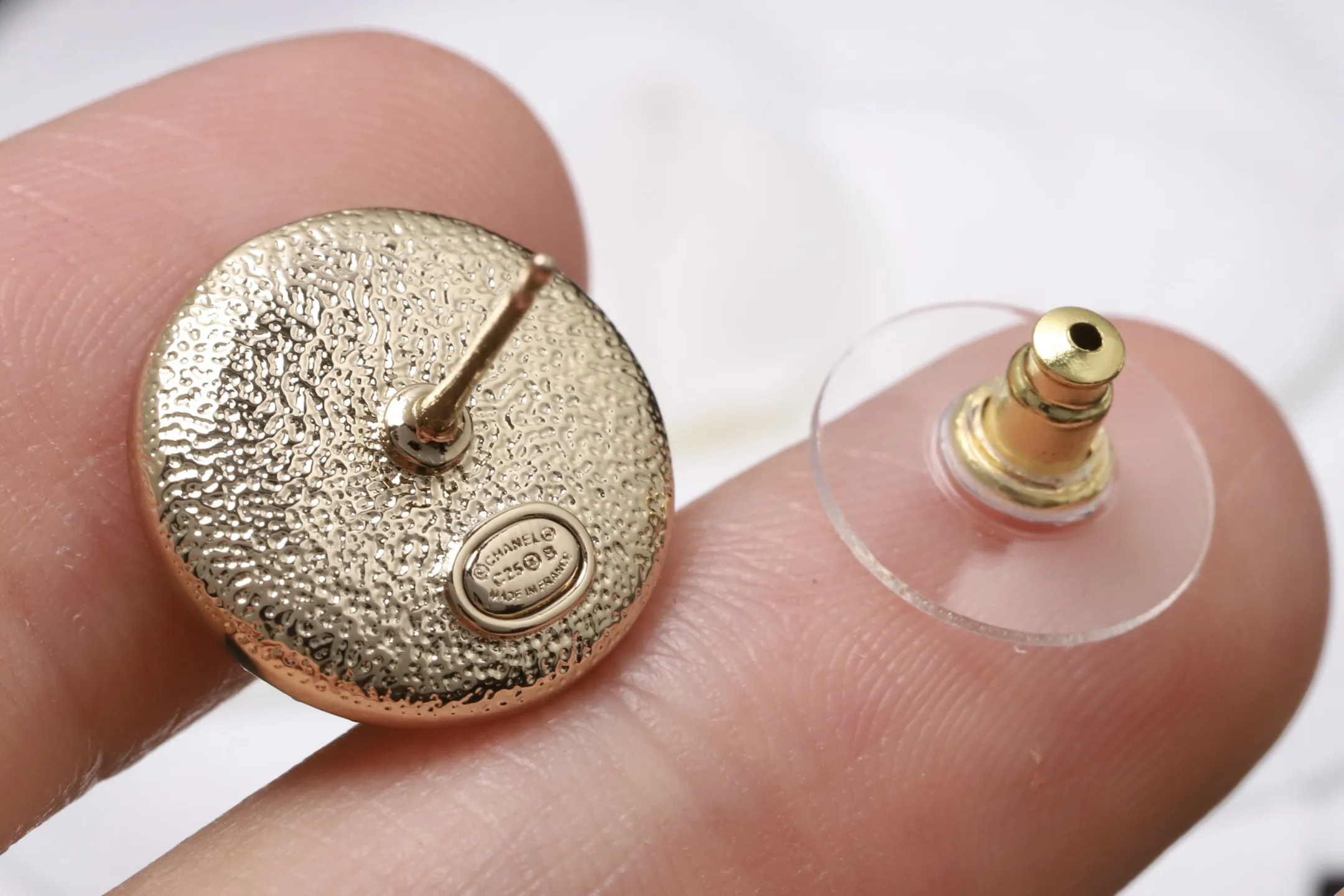 CC Logo Glitter Enamel Stud Earrings D15017344 — view 7