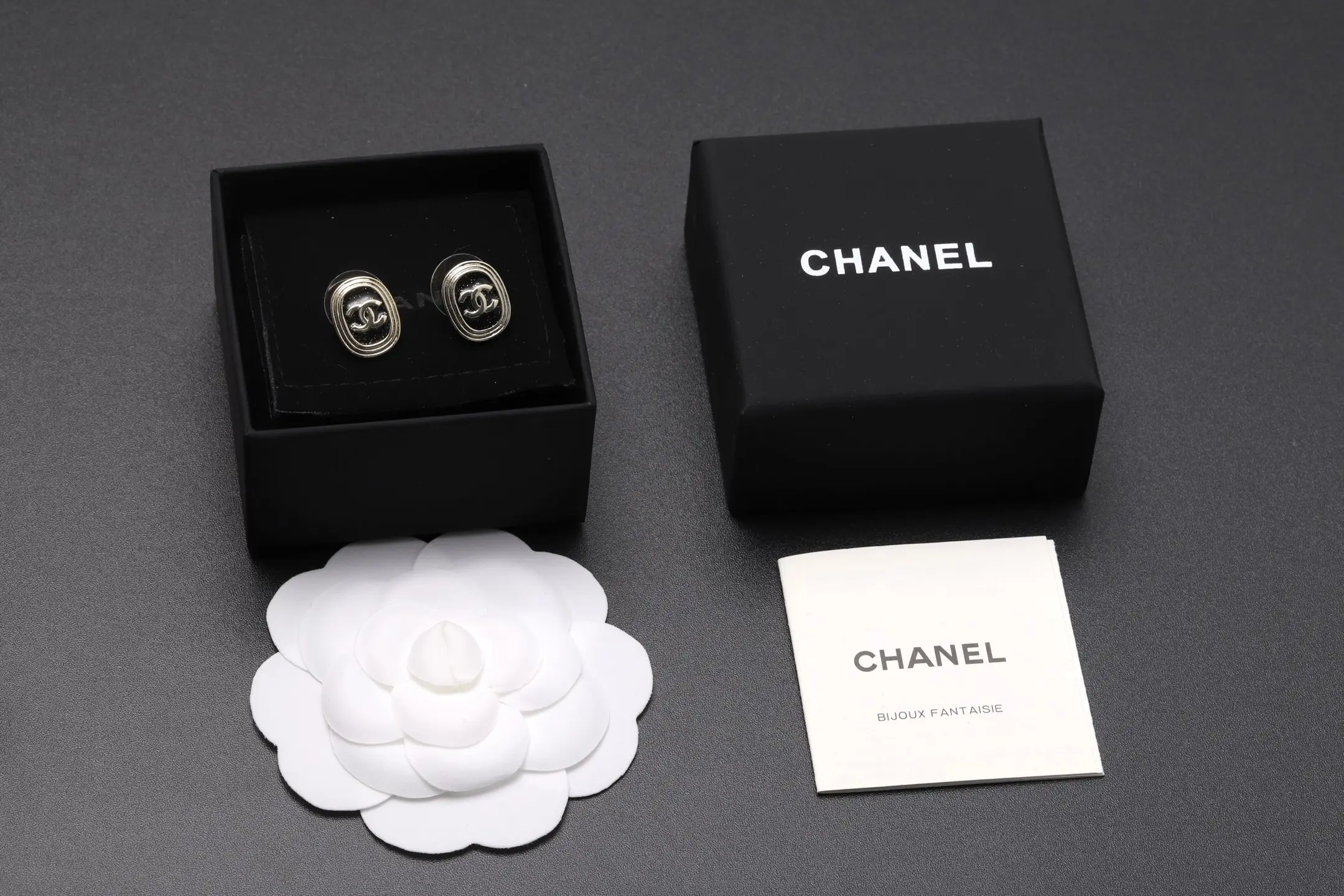 CC Logo Glitter Resin Stud Earrings D14017091 — view 2