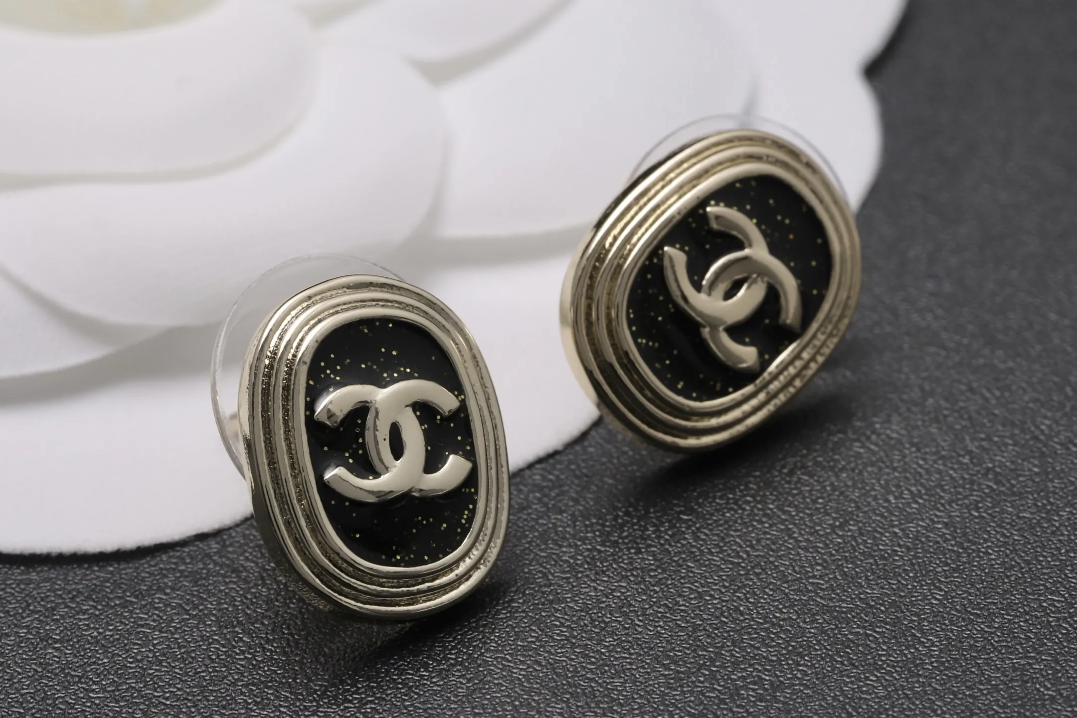 CC Logo Glitter Resin Stud Earrings D14017091 — view 3