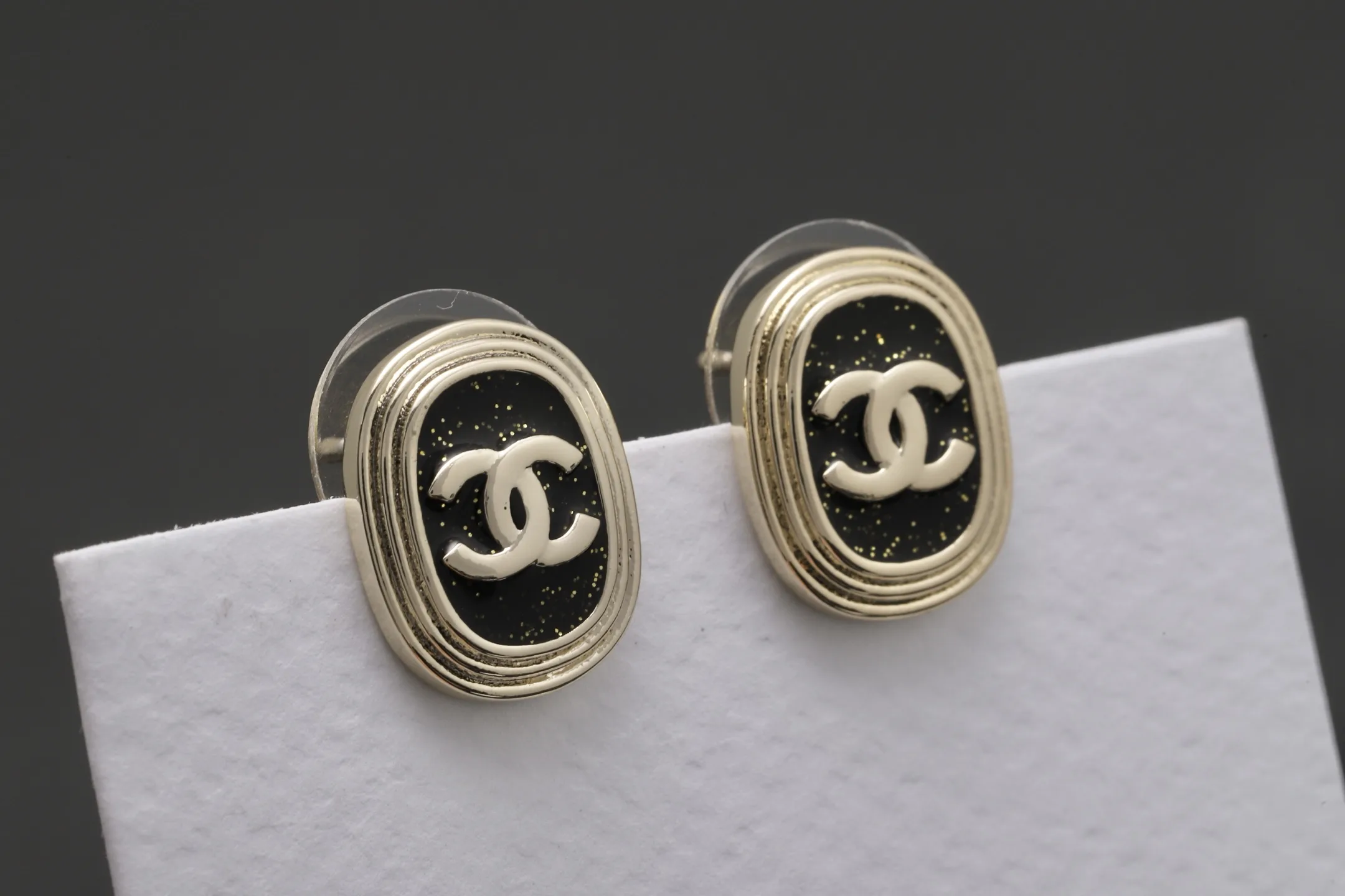 CC Logo Glitter Resin Stud Earrings D14017091 — view 4
