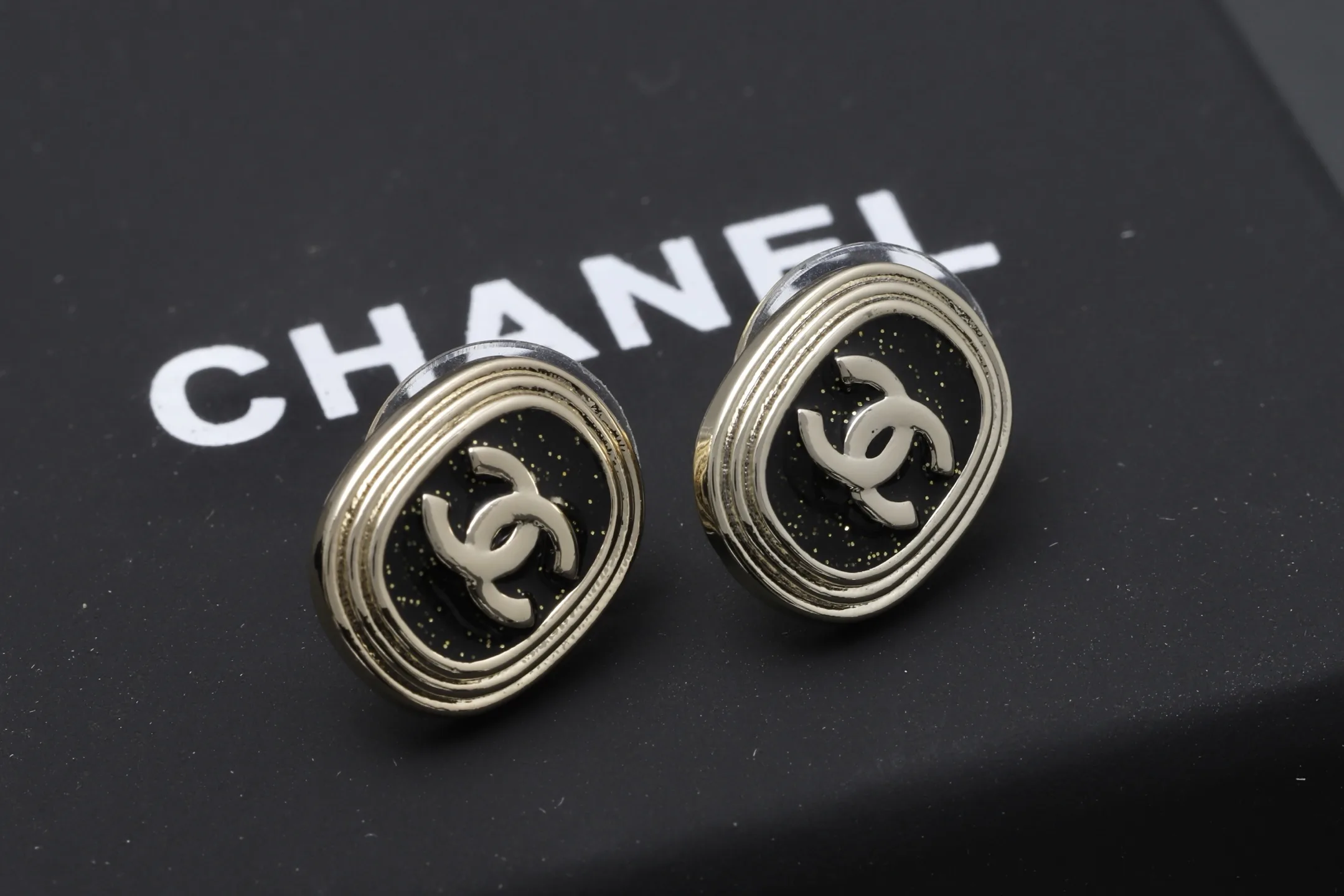 CC Logo Glitter Resin Stud Earrings D14017091 — view 6