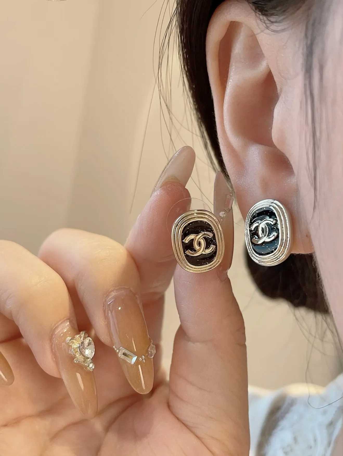 CC Logo Glitter Resin Stud Earrings D14017091 — view 8