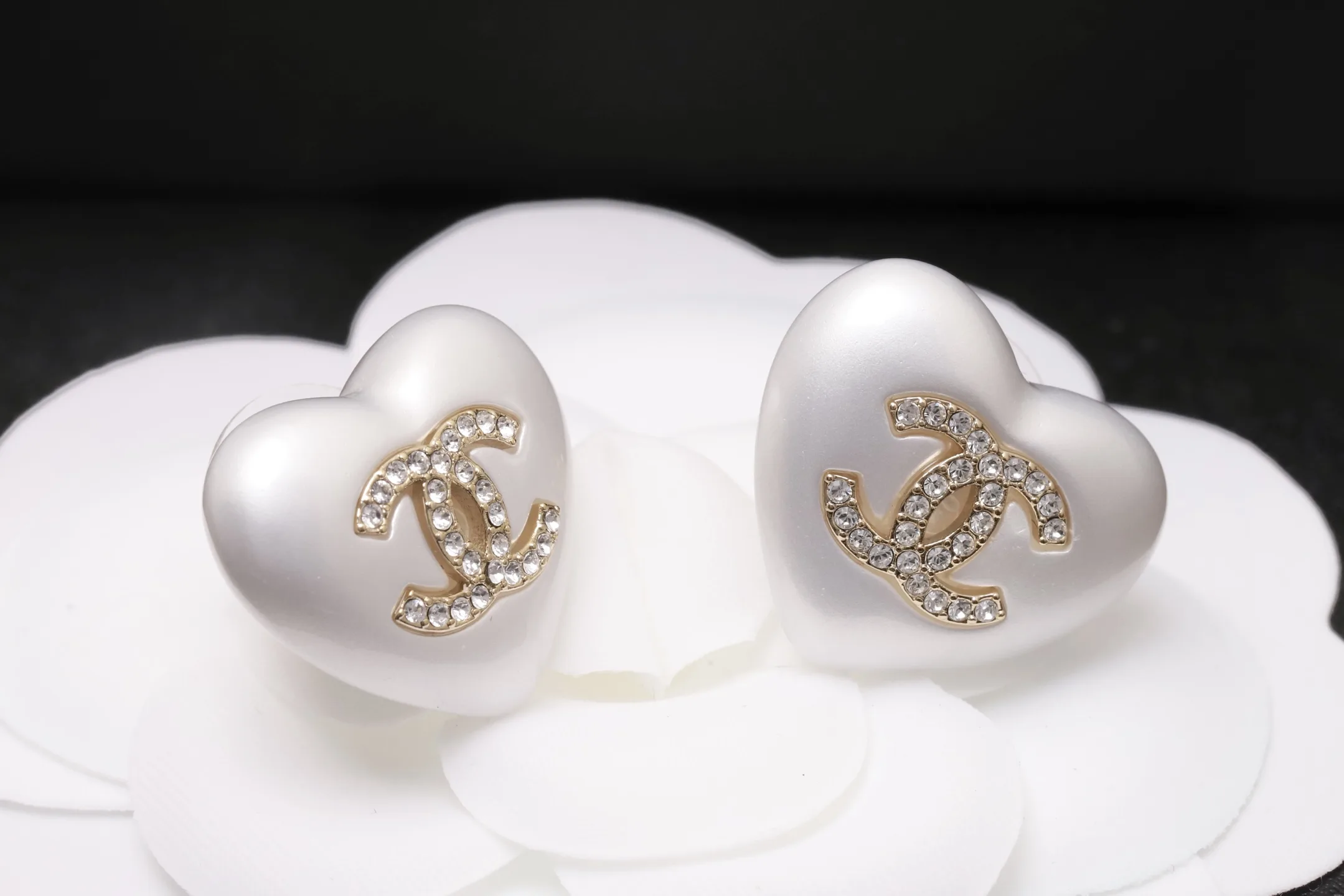 Crystal-Embellished Heart Stud Earrings D15017439 — view 3
