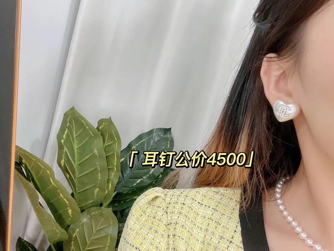 Crystal-Embellished Heart Stud Earrings D15017439 — view 9