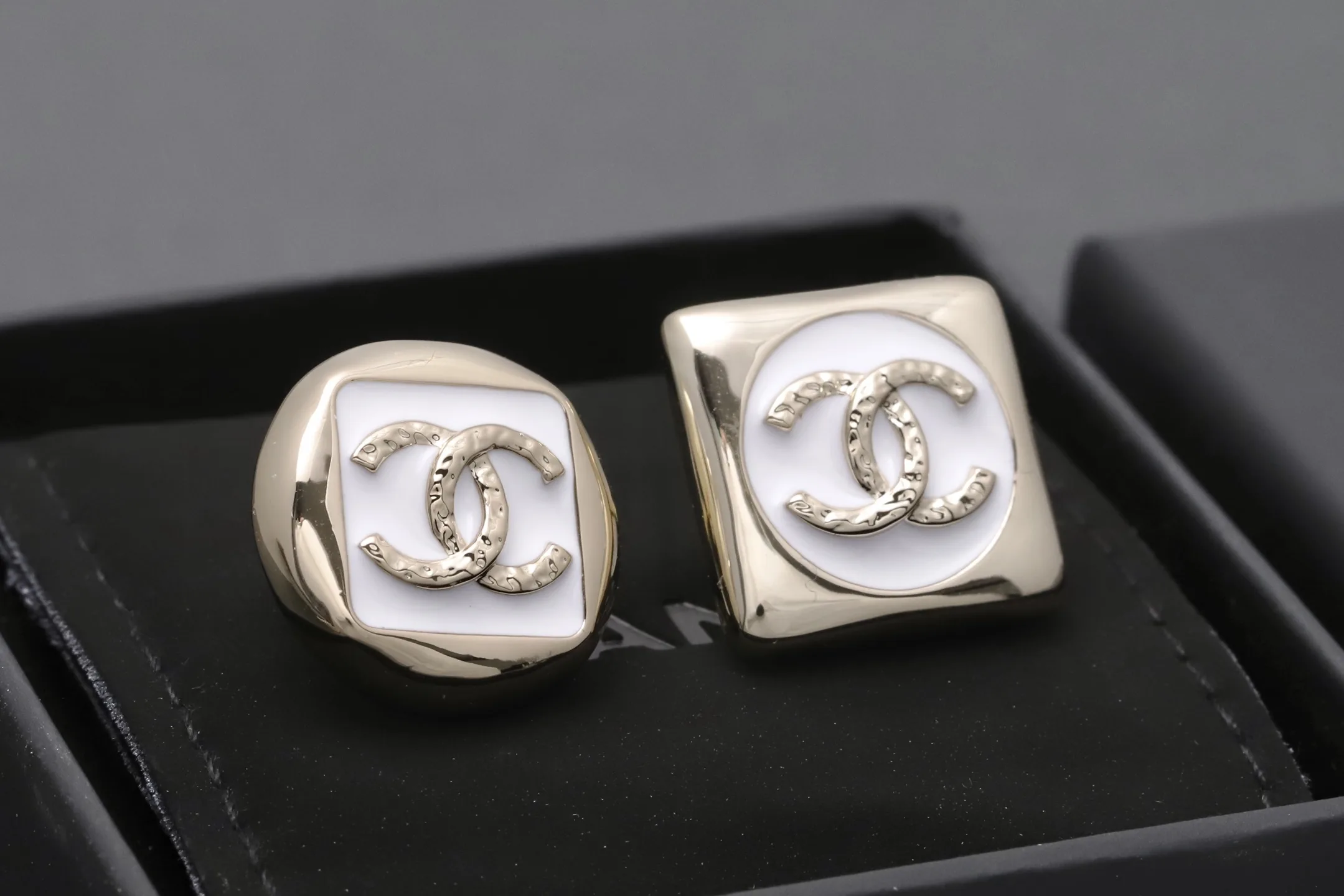 Asymmetric Enamel Double C Stud Earrings D14017192 — view 3