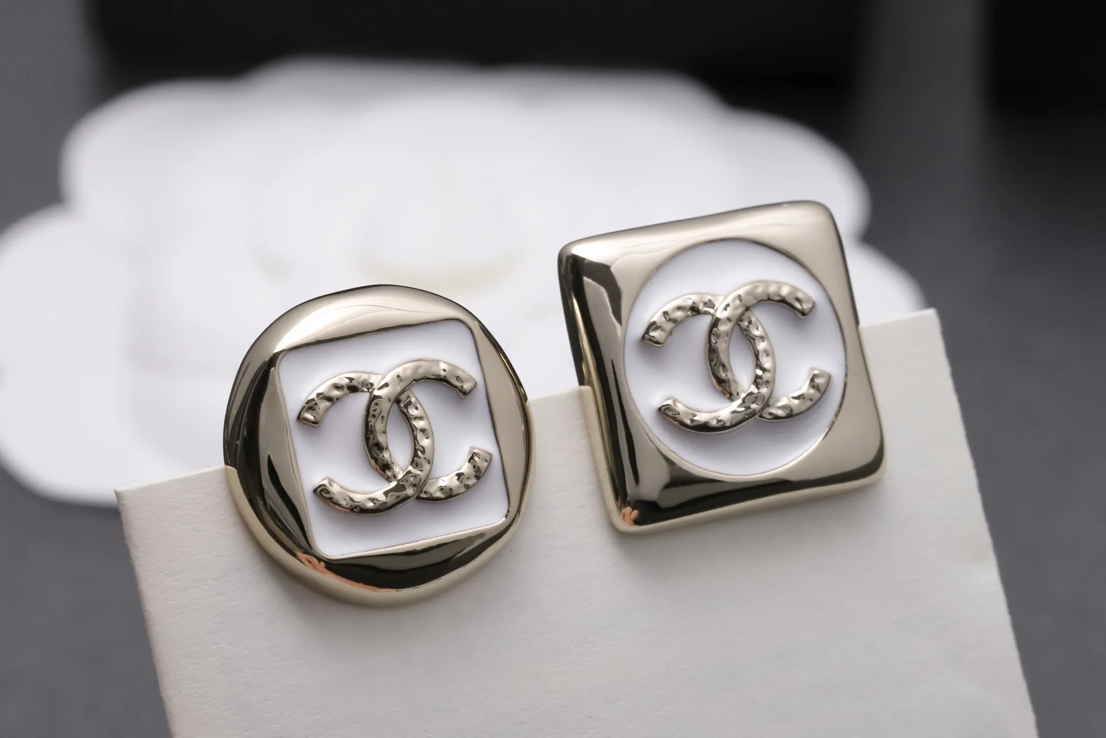 Asymmetric Enamel Double C Stud Earrings D14017192 — view 4