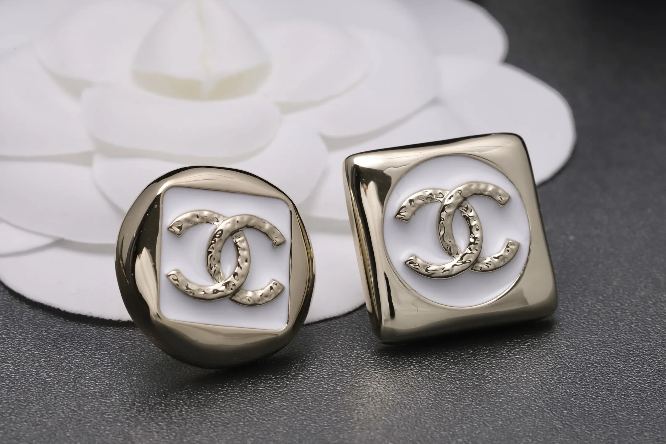Asymmetric Enamel Double C Stud Earrings D14017192 — view 5