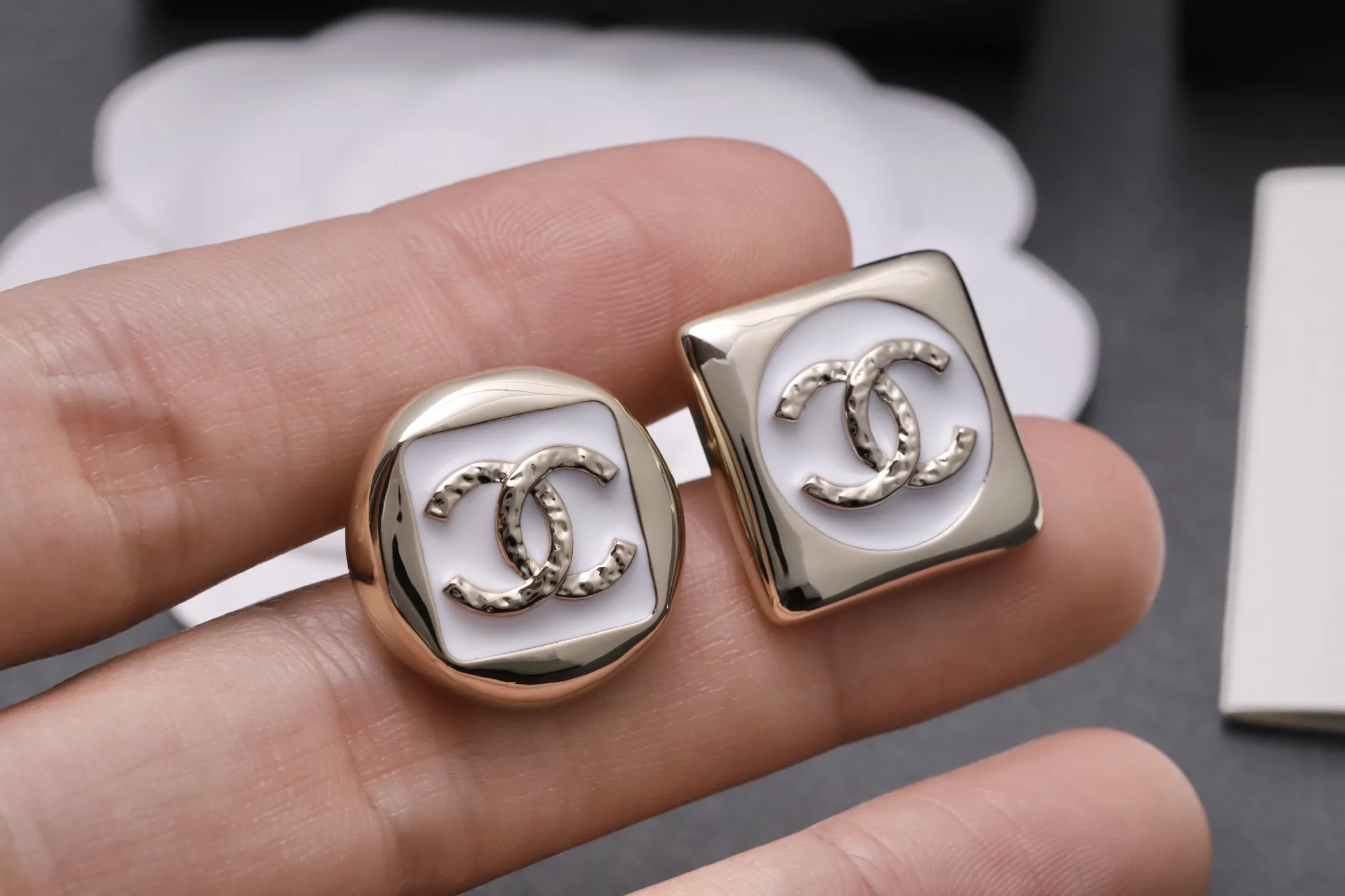 Asymmetric Enamel Double C Stud Earrings D14017192 — view 6