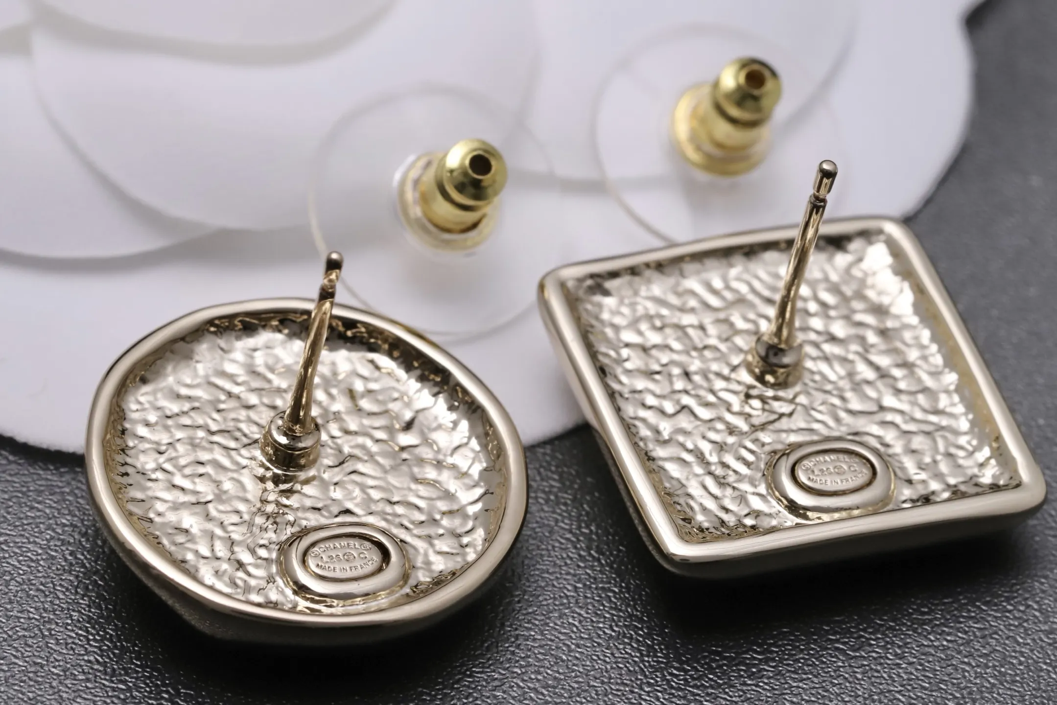 Asymmetric Enamel Double C Stud Earrings D14017192 — view 7