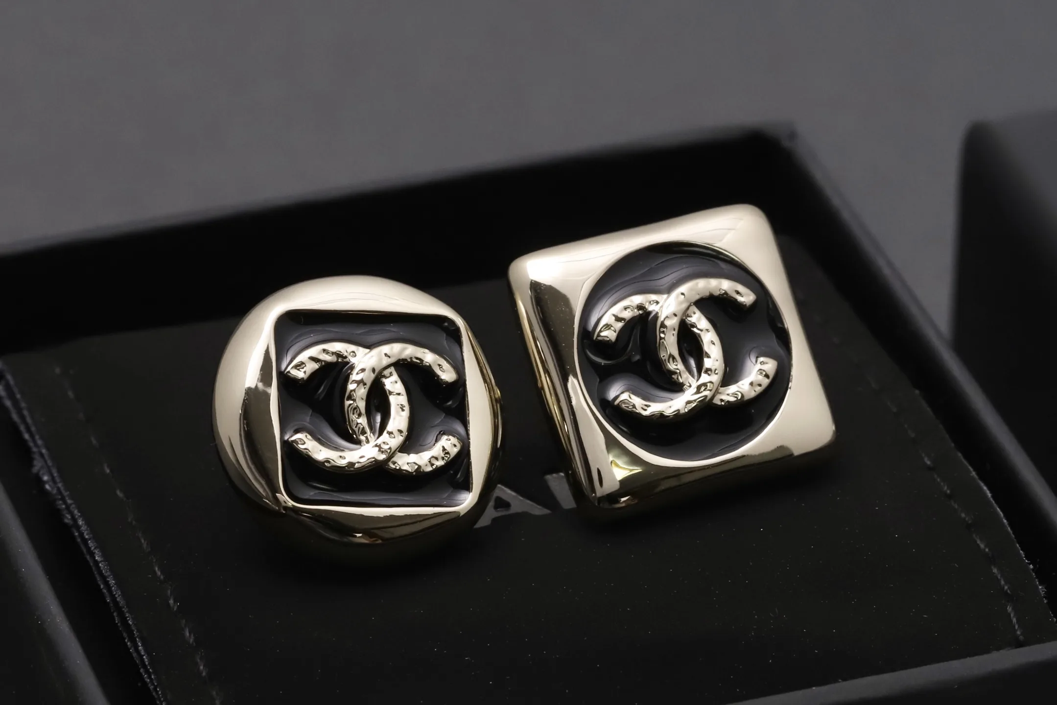 Asymmetric Enamel Double C Stud Earrings D14017191 — view 3