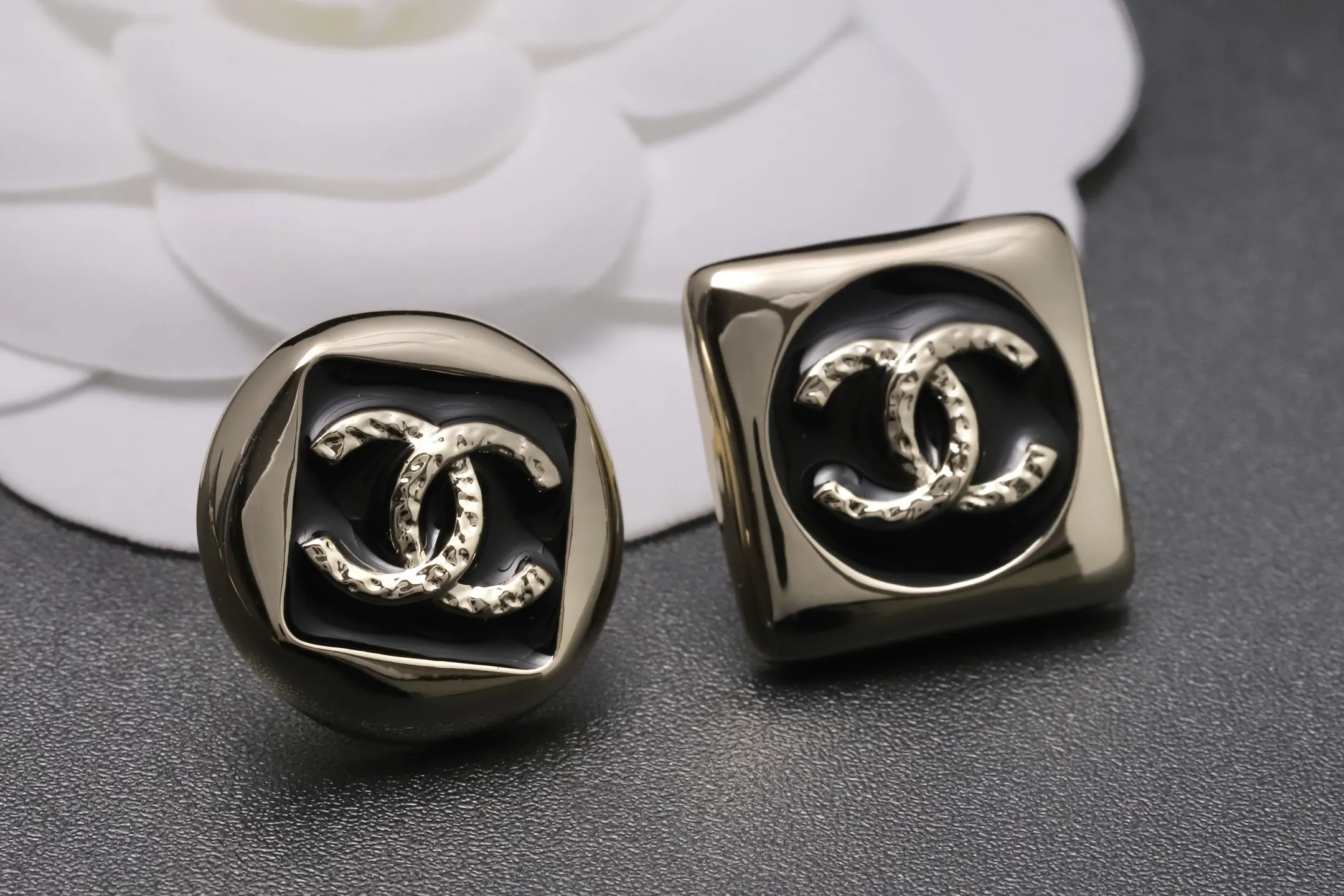 Asymmetric Enamel Double C Stud Earrings D14017191 — view 4