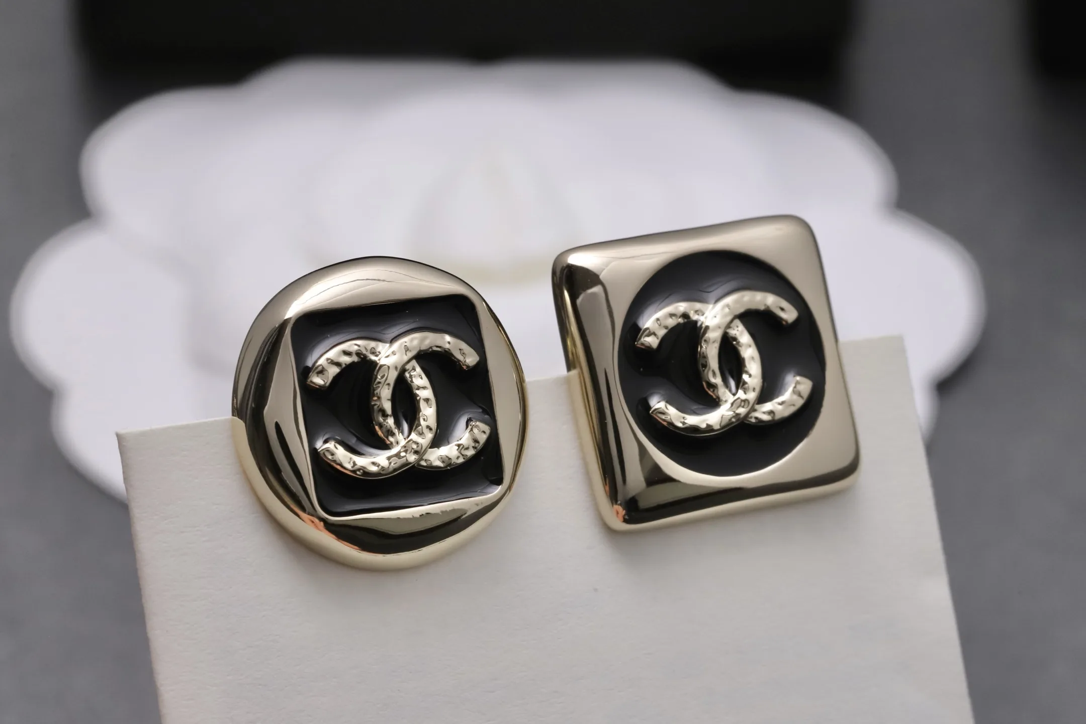 Asymmetric Enamel Double C Stud Earrings D14017191 — view 5