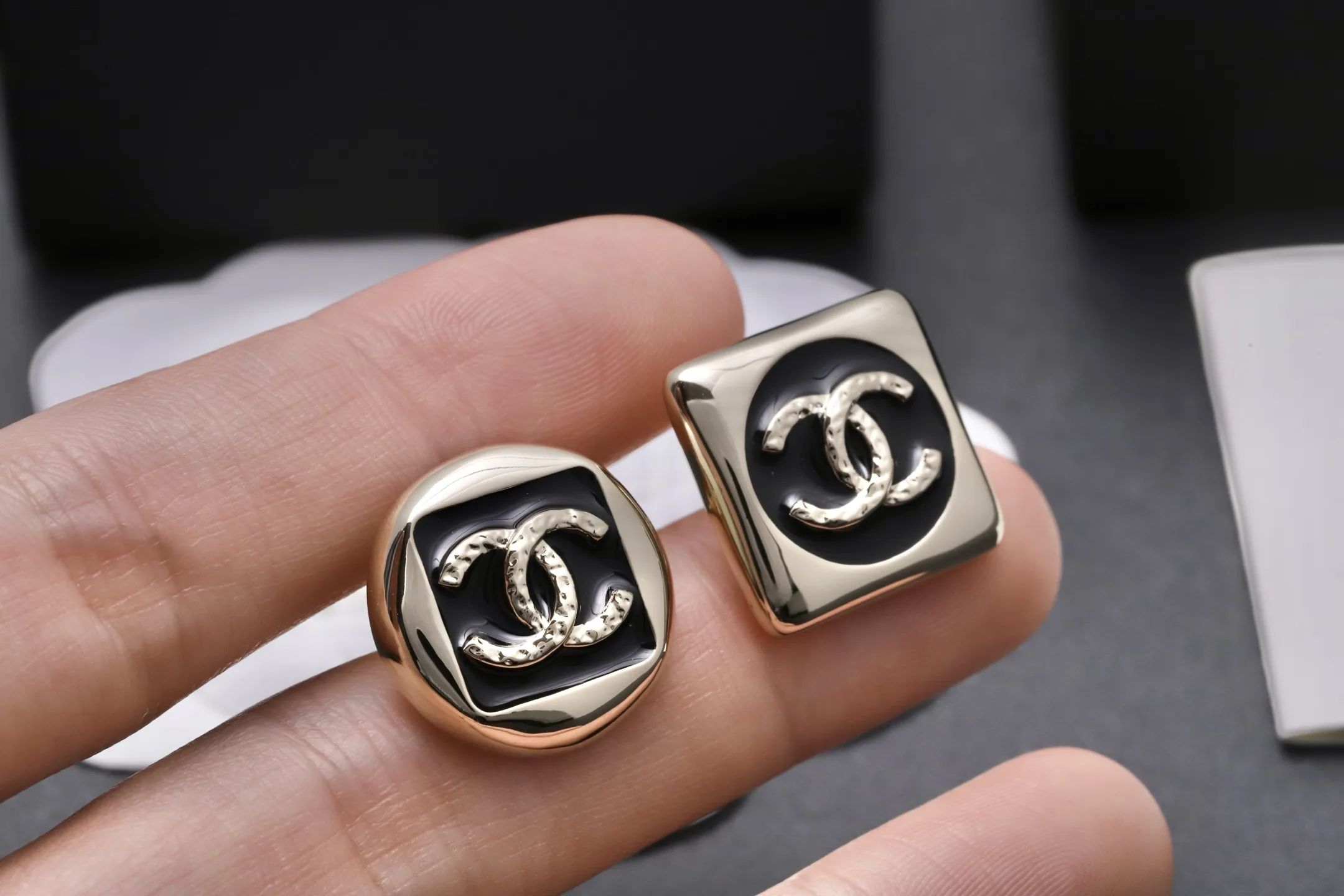 Asymmetric Enamel Double C Stud Earrings D14017191 — view 6
