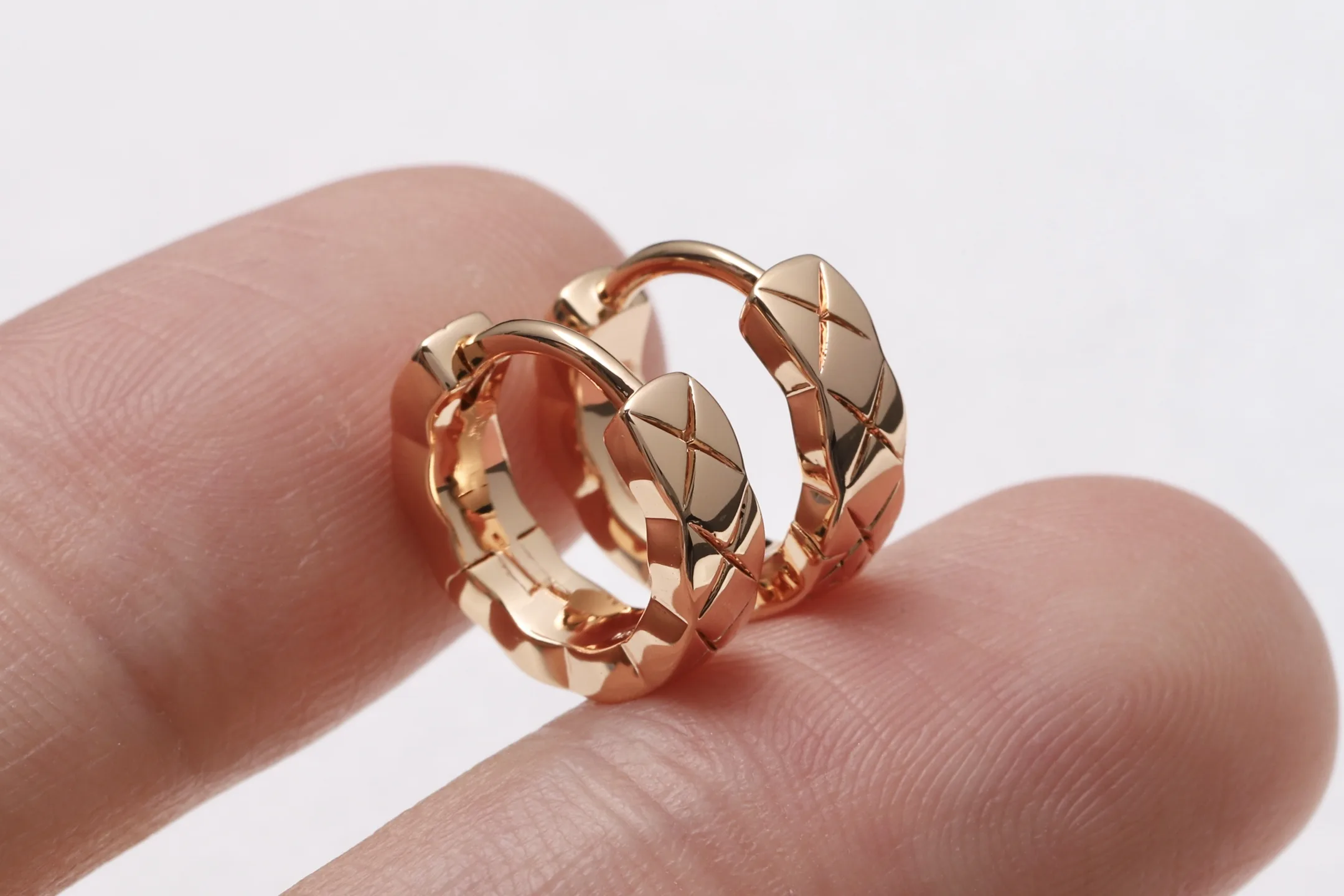 Coco Crush Quilted Hoop Earrings (Gold-Plated Brass) D14517025 — view 4