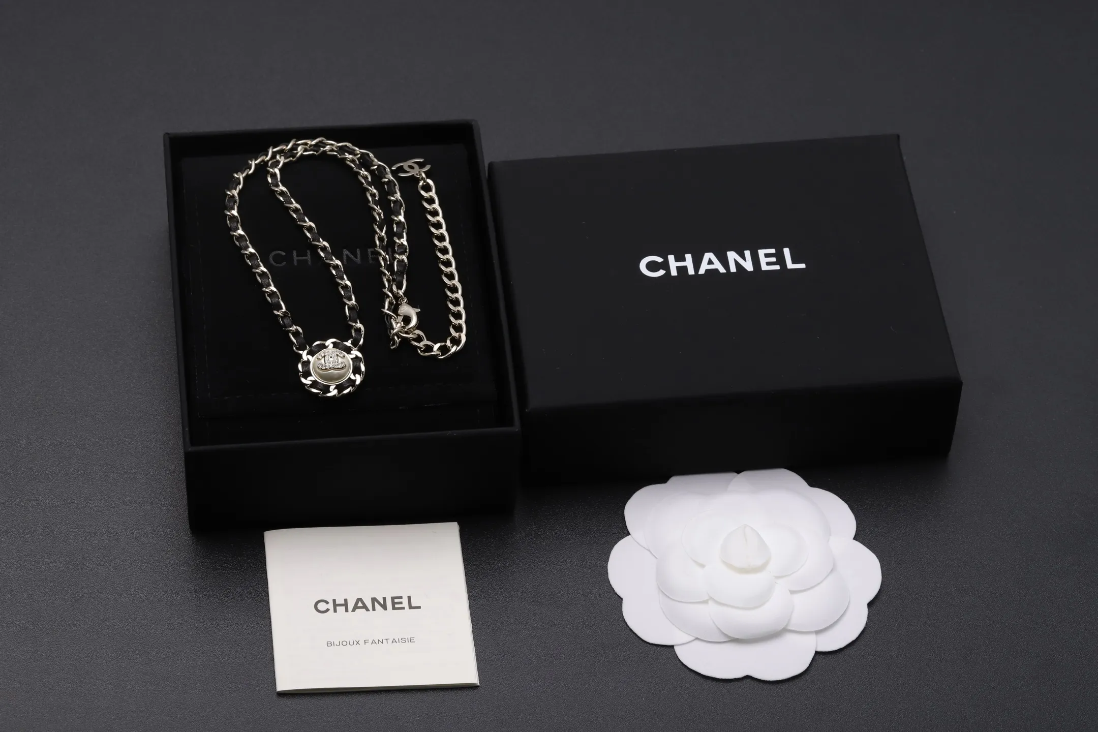 Leather-Intertwined Chain Pearl Pendant Necklace D16016658 — view 2