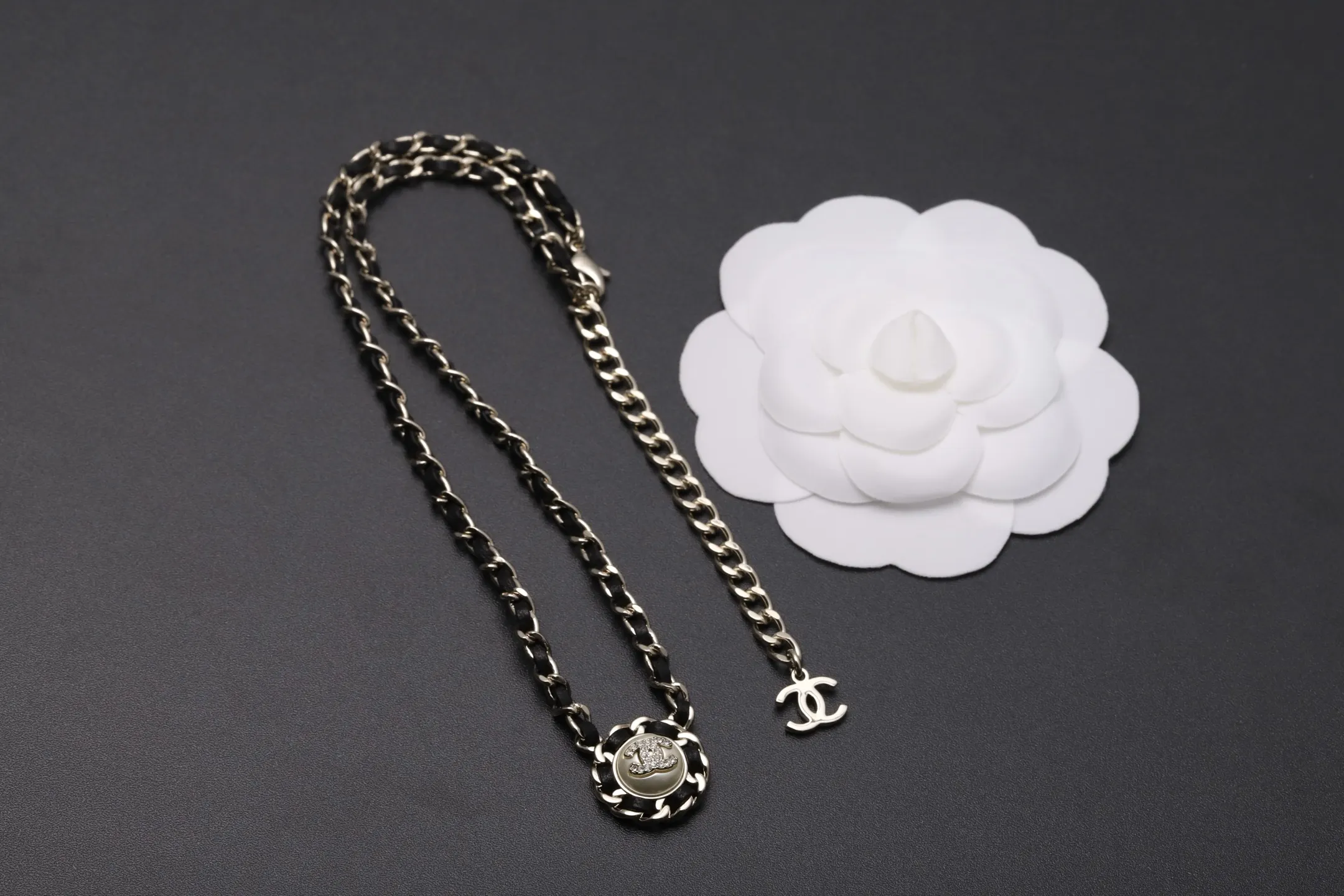 Leather-Intertwined Chain Pearl Pendant Necklace D16016658 — view 3