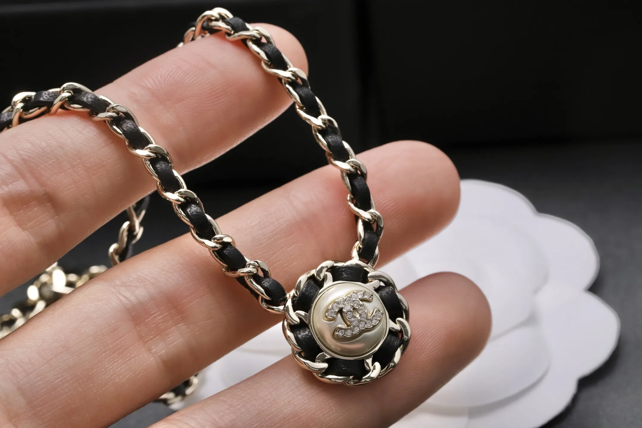 Leather-Intertwined Chain Pearl Pendant Necklace D16016658 — view 4