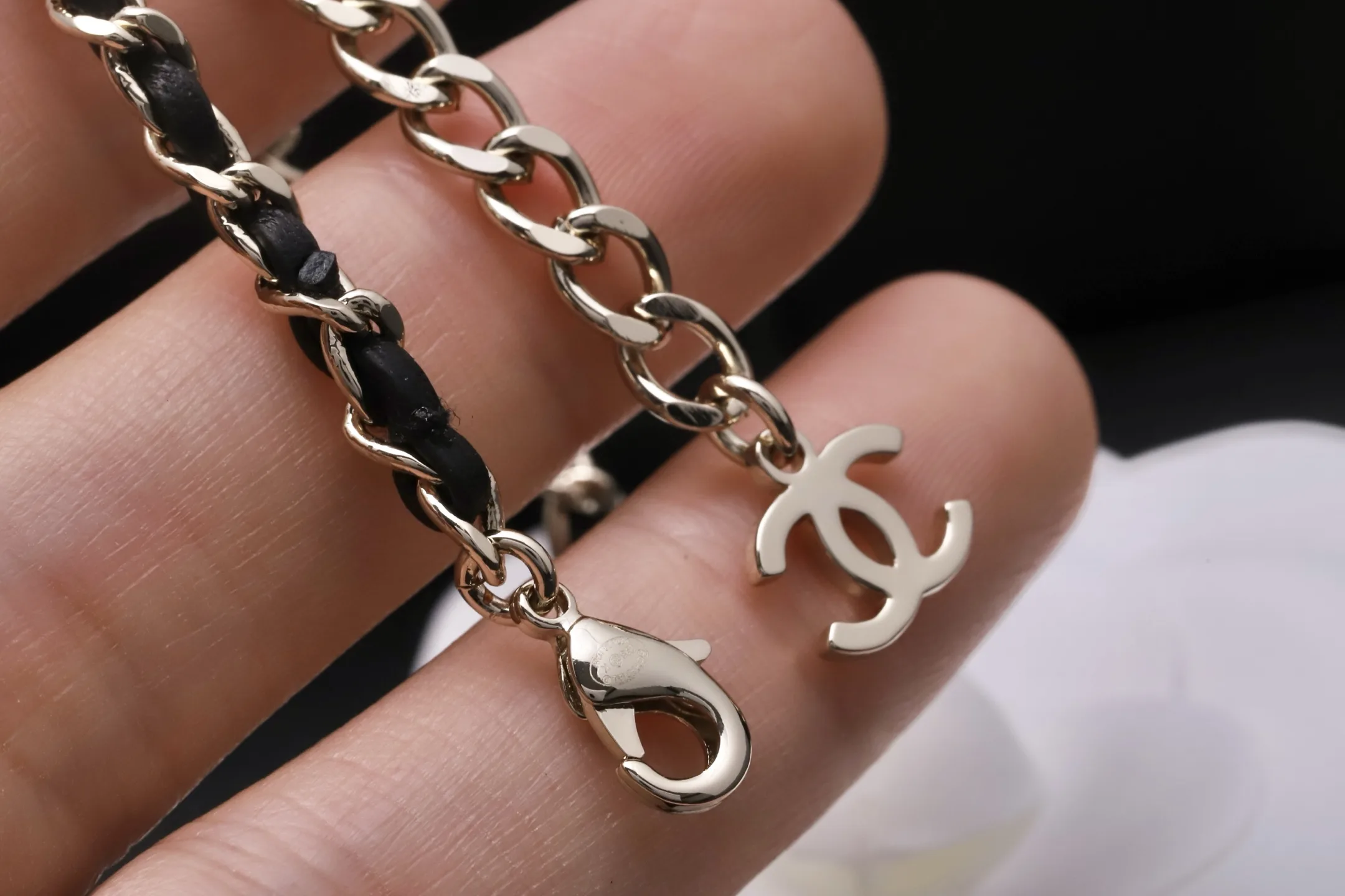 Leather-Intertwined Chain Pearl Pendant Necklace D16016658 — view 6
