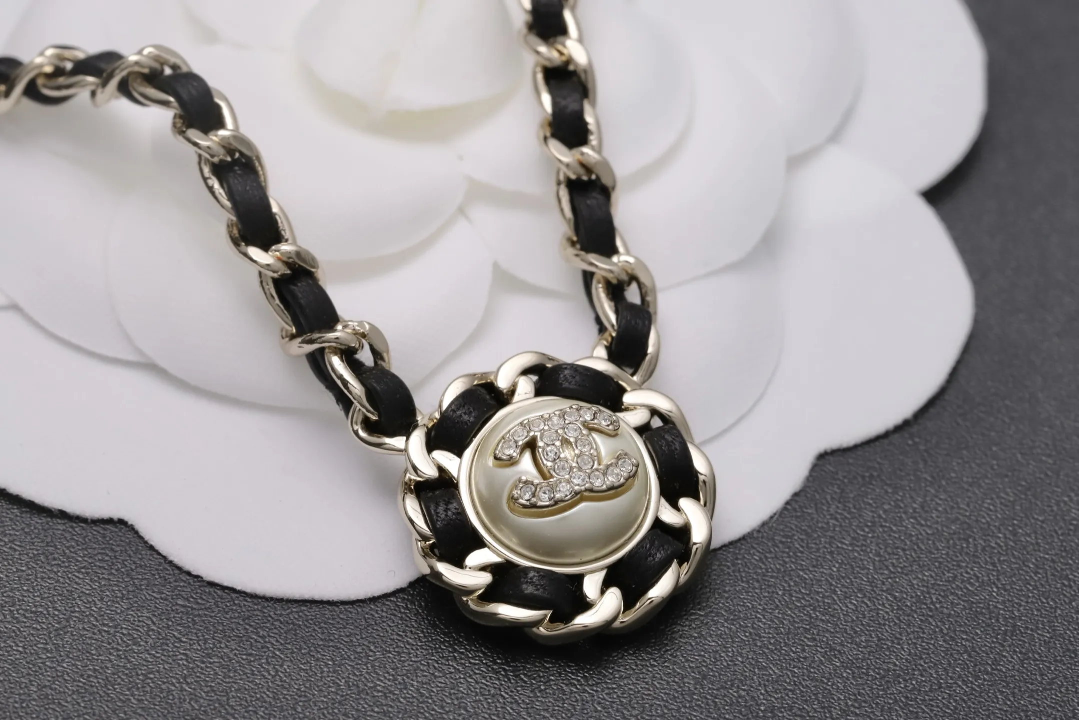 Leather-Intertwined Chain Pearl Pendant Necklace D16016658 — view 7