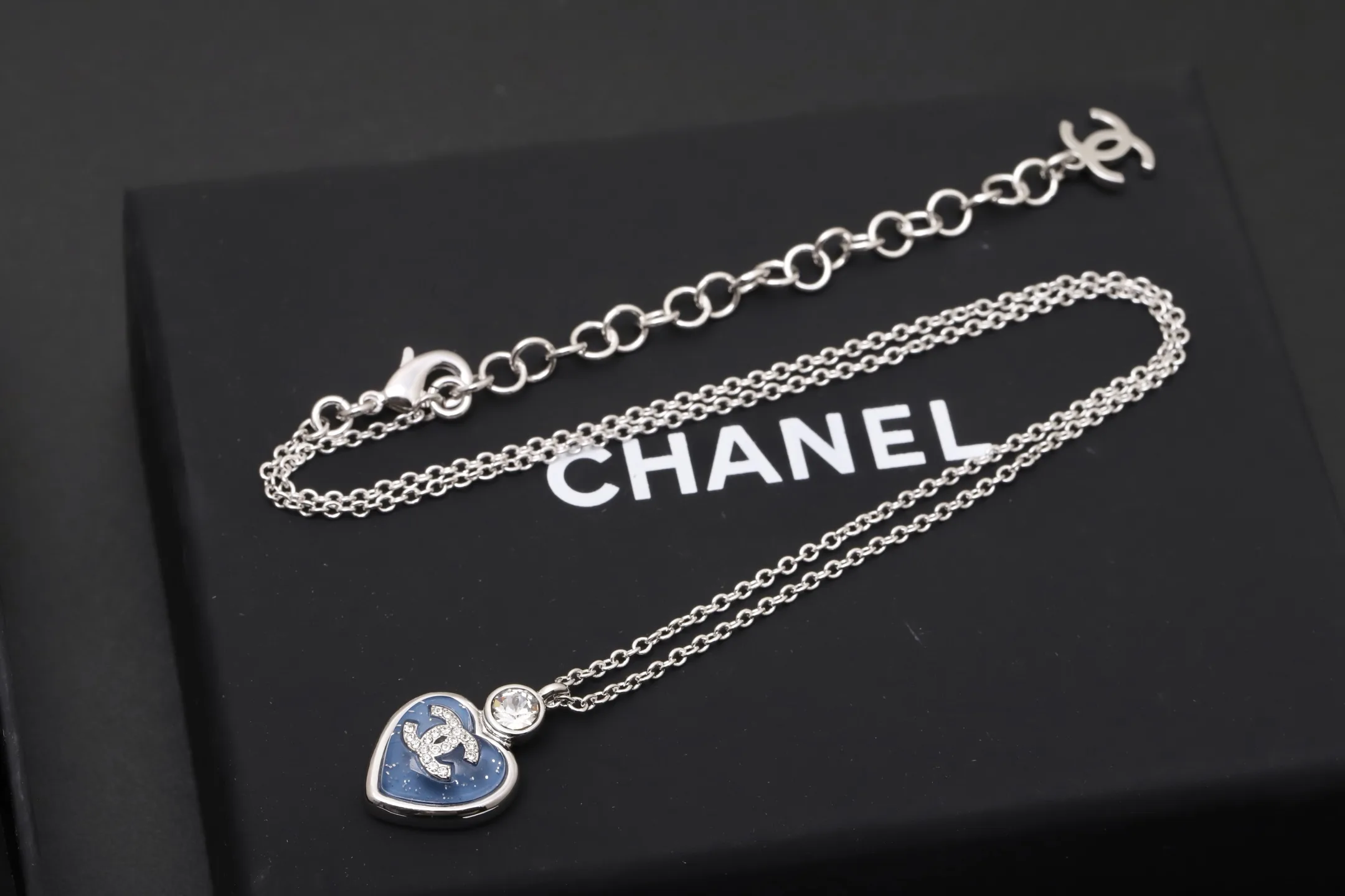 Glitter Resin Heart Pendant Necklace D14517300 — view 2