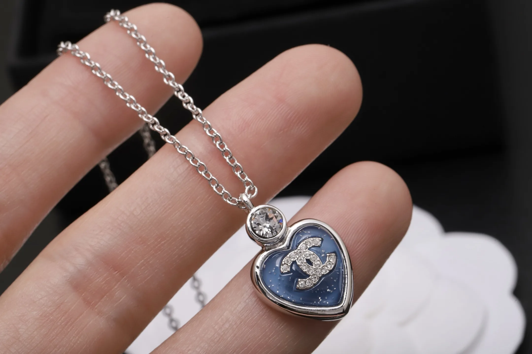 Glitter Resin Heart Pendant Necklace D14517300 — view 4