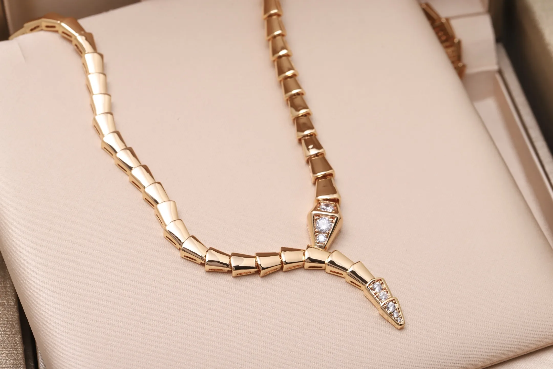 Serpenti Viper Necklace (Gold-Plated Brass) D35017642 — view 3
