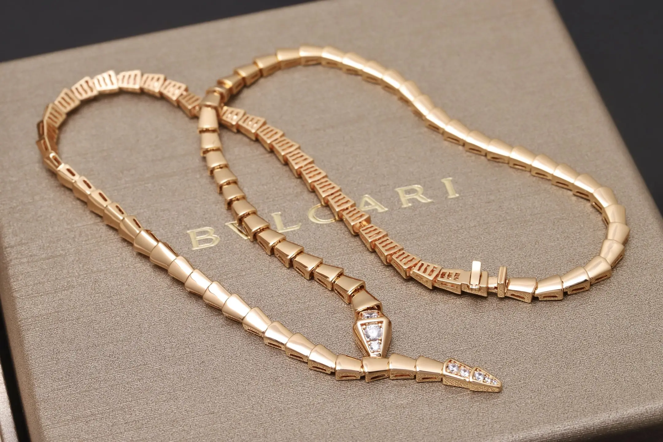 Serpenti Viper Necklace (Gold-Plated Brass) D35017642 — view 4