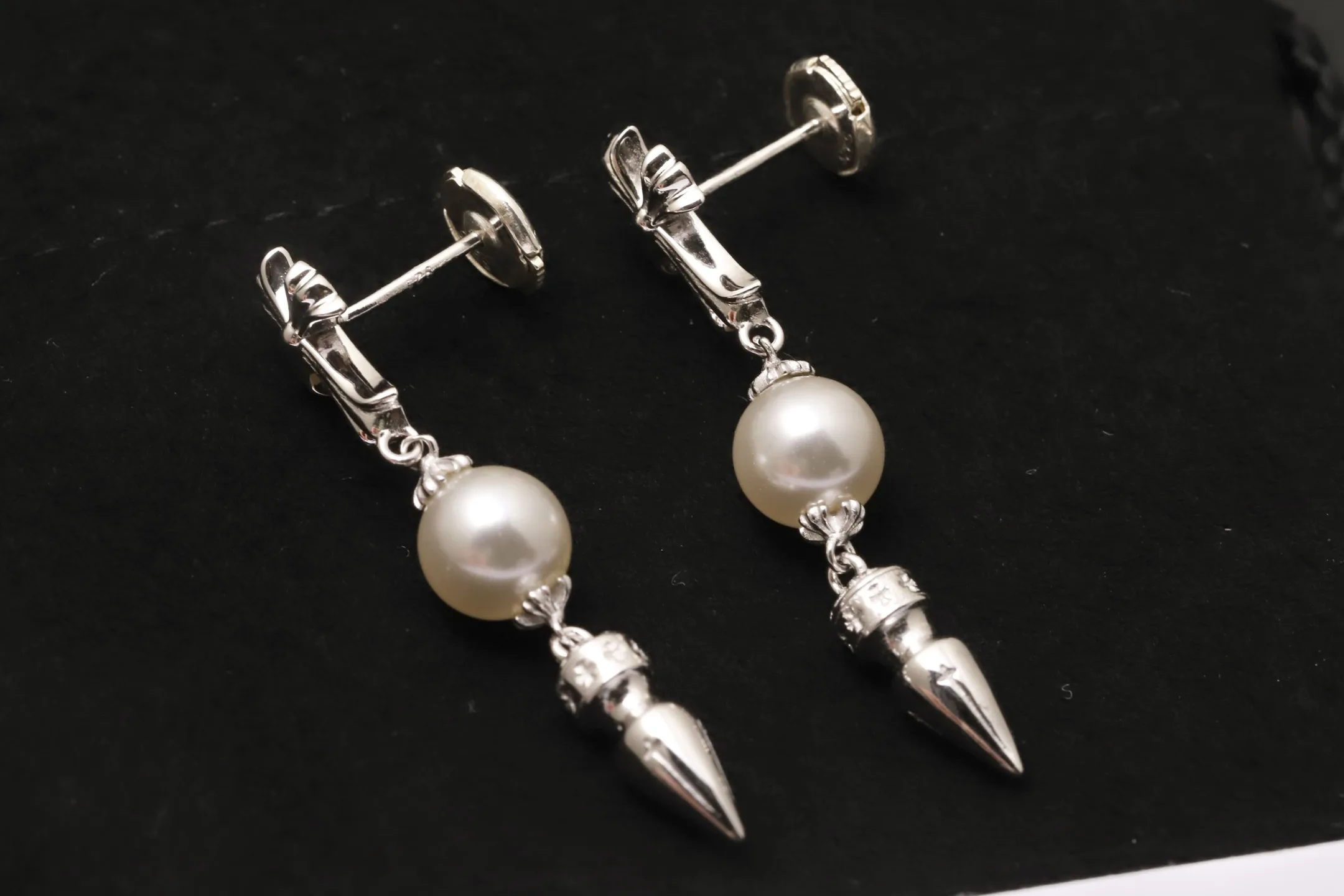 Chrome Hearts x Mikimoto Pearl Cross Drop Earrings D26017334 — view 3