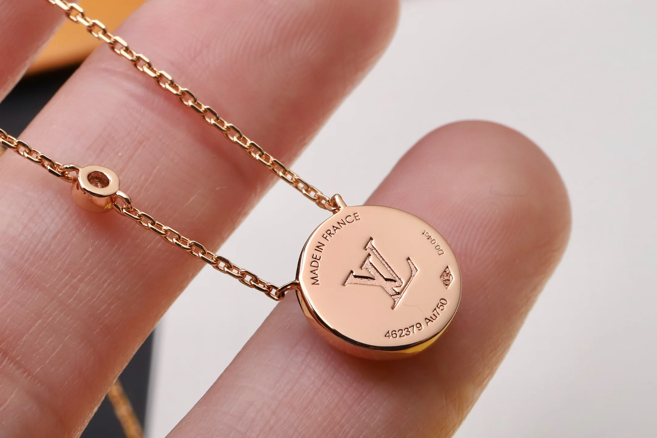 Color Blossom BB Star Pendant Necklace D19517229 — view 5
