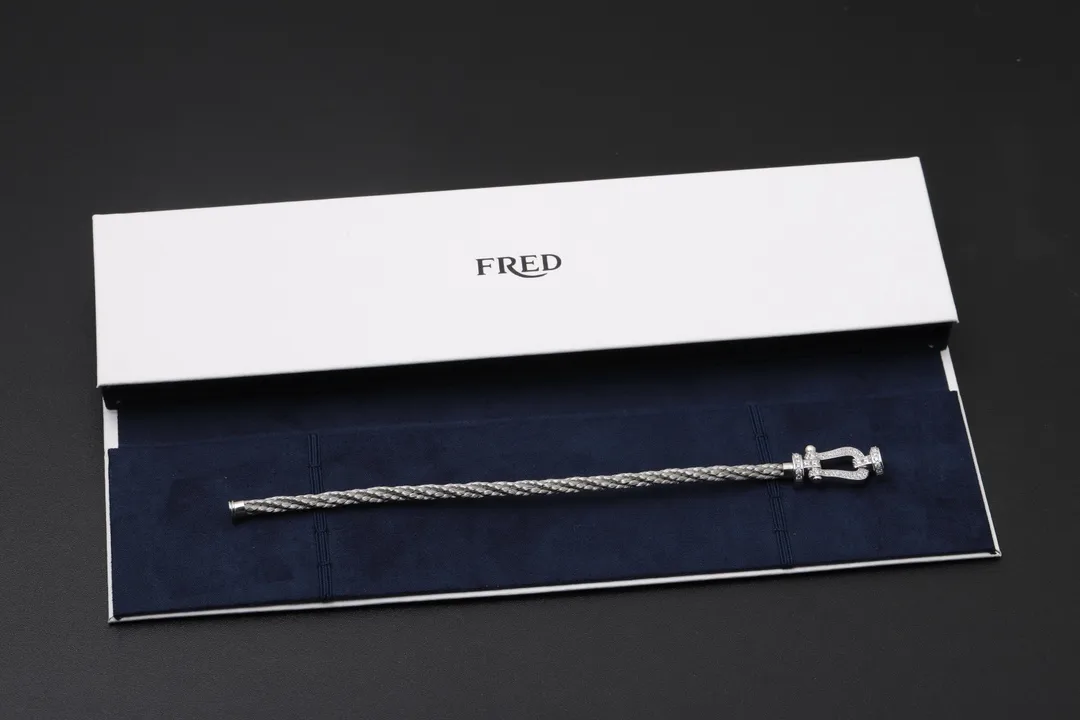 Force 10 Large Horseshoe Cable Bracelet D26017730 — view 2