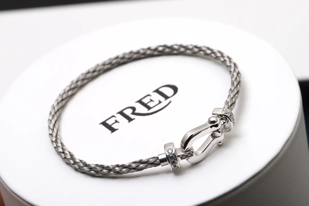 Force 10 Style Horseshoe Cable Bracelet D24017728 — view 3