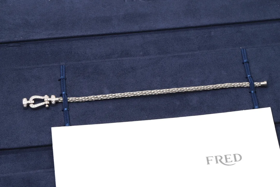 Force 10 Small Horseshoe Cable Bracelet D24017729 — view 2