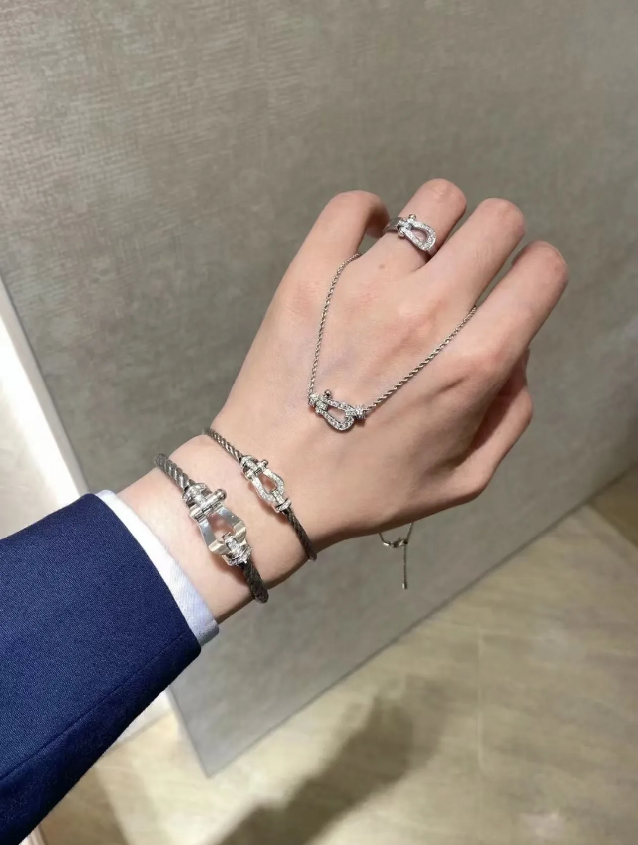 Force 10 Small Horseshoe Cable Bracelet D24017729 — view 8
