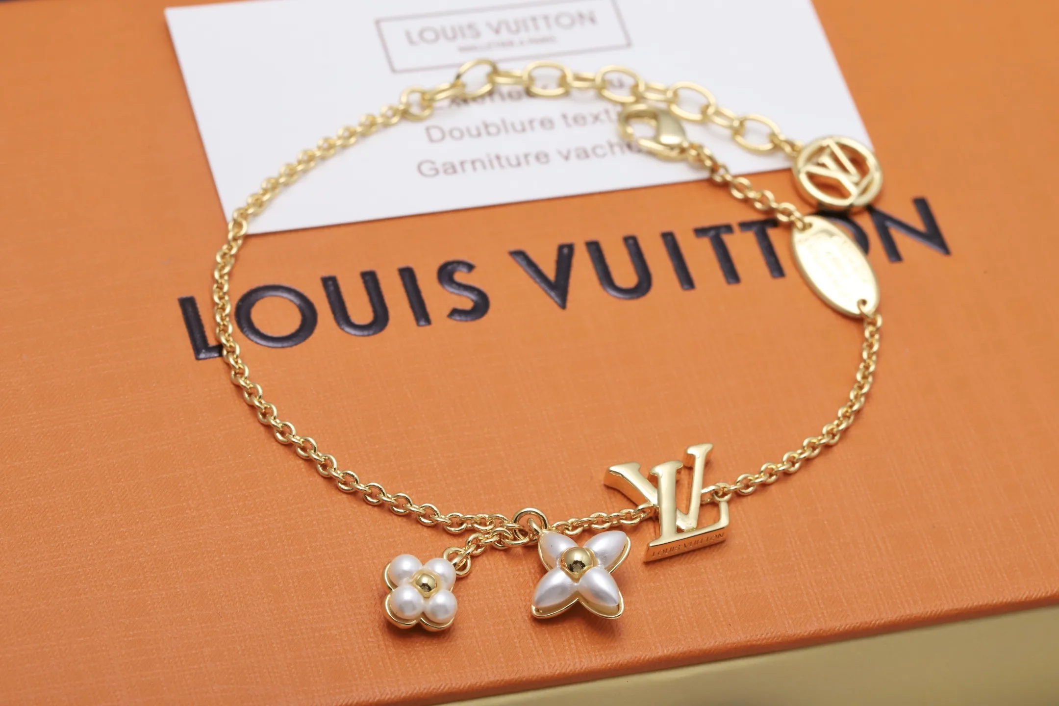 Monogram Flower and LV Logo Pearl Bracelet D14017271 — view 3