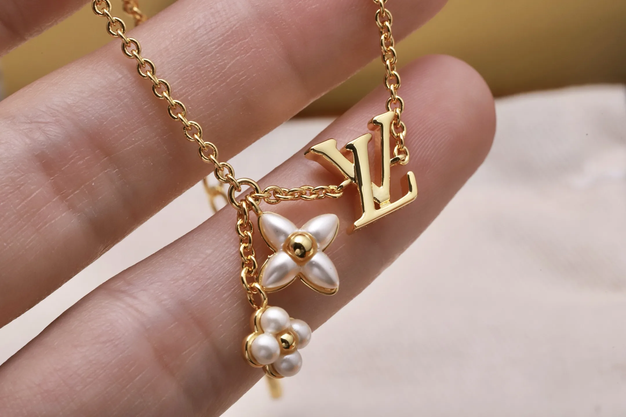 Monogram Flower and LV Logo Pearl Bracelet D14017271 — view 4
