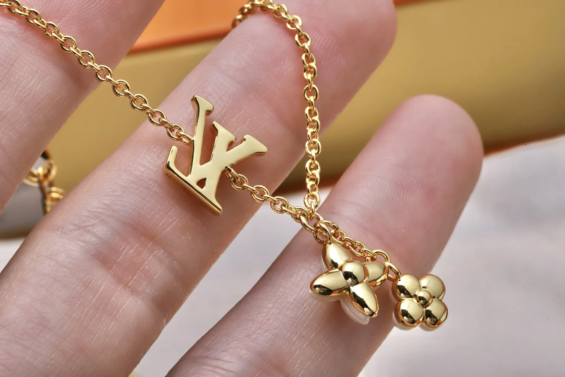 Monogram Flower and LV Logo Pearl Bracelet D14017271 — view 5
