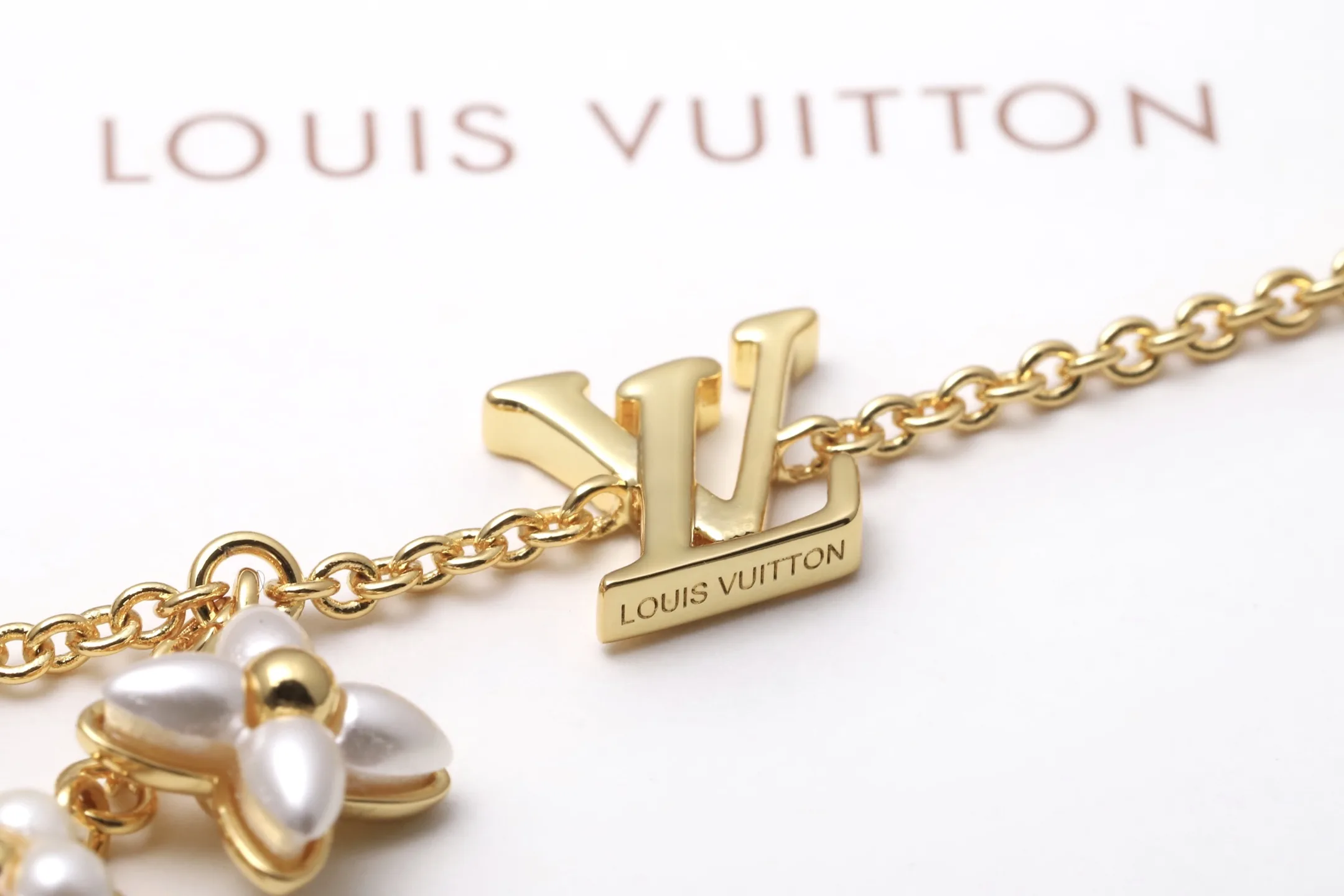 Monogram Flower and LV Logo Pearl Bracelet D14017271 — view 7