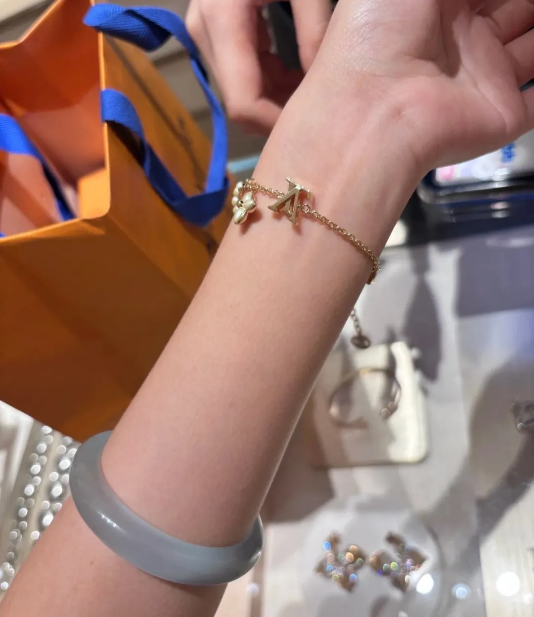 Monogram Flower and LV Logo Pearl Bracelet D14017271 — view 8
