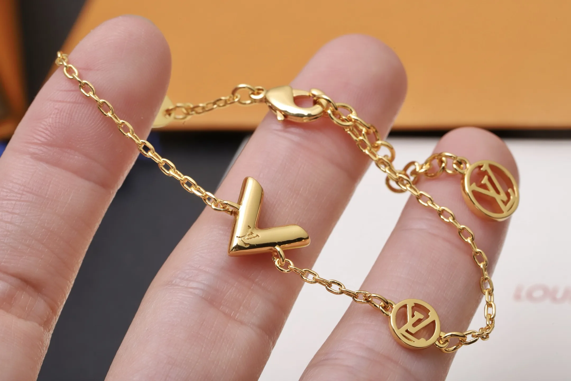 Essential V Chain Bracelet (Brass) D10517654 — view 4