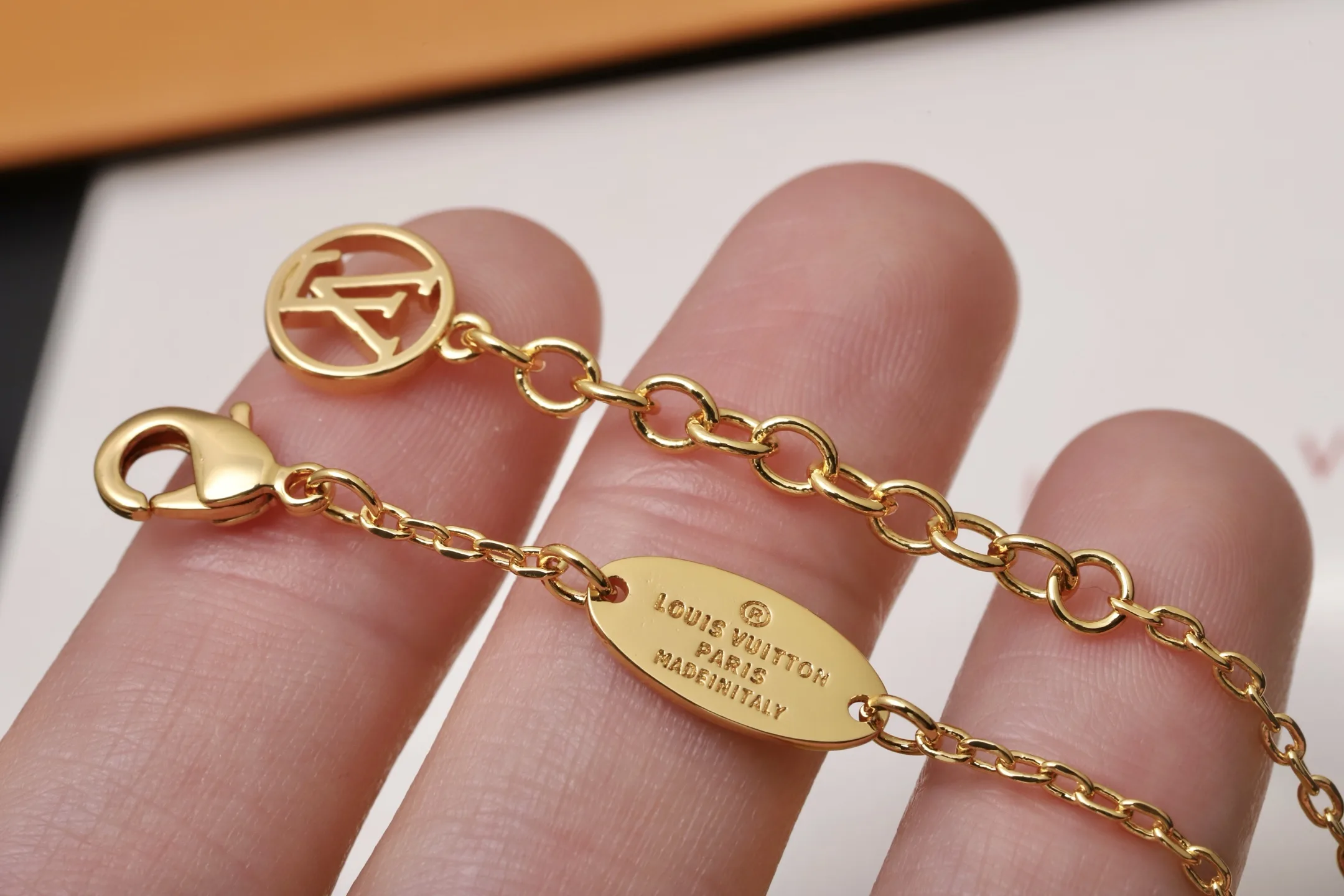 Essential V Chain Bracelet (Brass) D10517654 — view 5