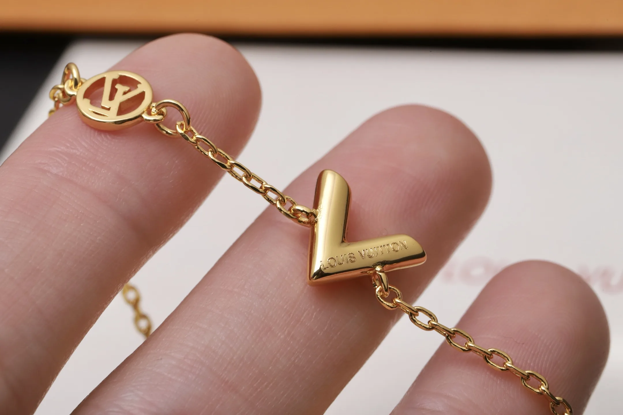 Essential V Chain Bracelet (Brass) D10517654 — view 6
