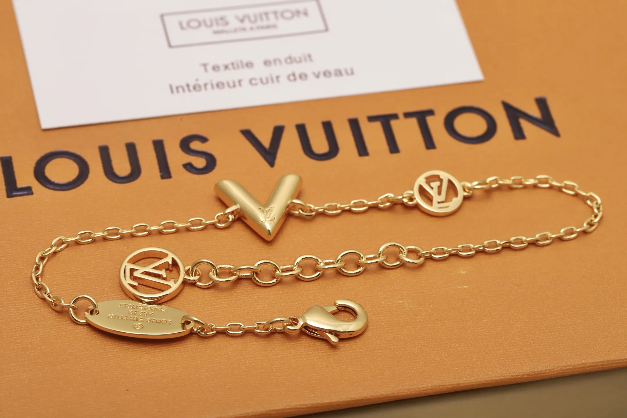 Essential V Chain Bracelet (Brass) D10517654 — view 7