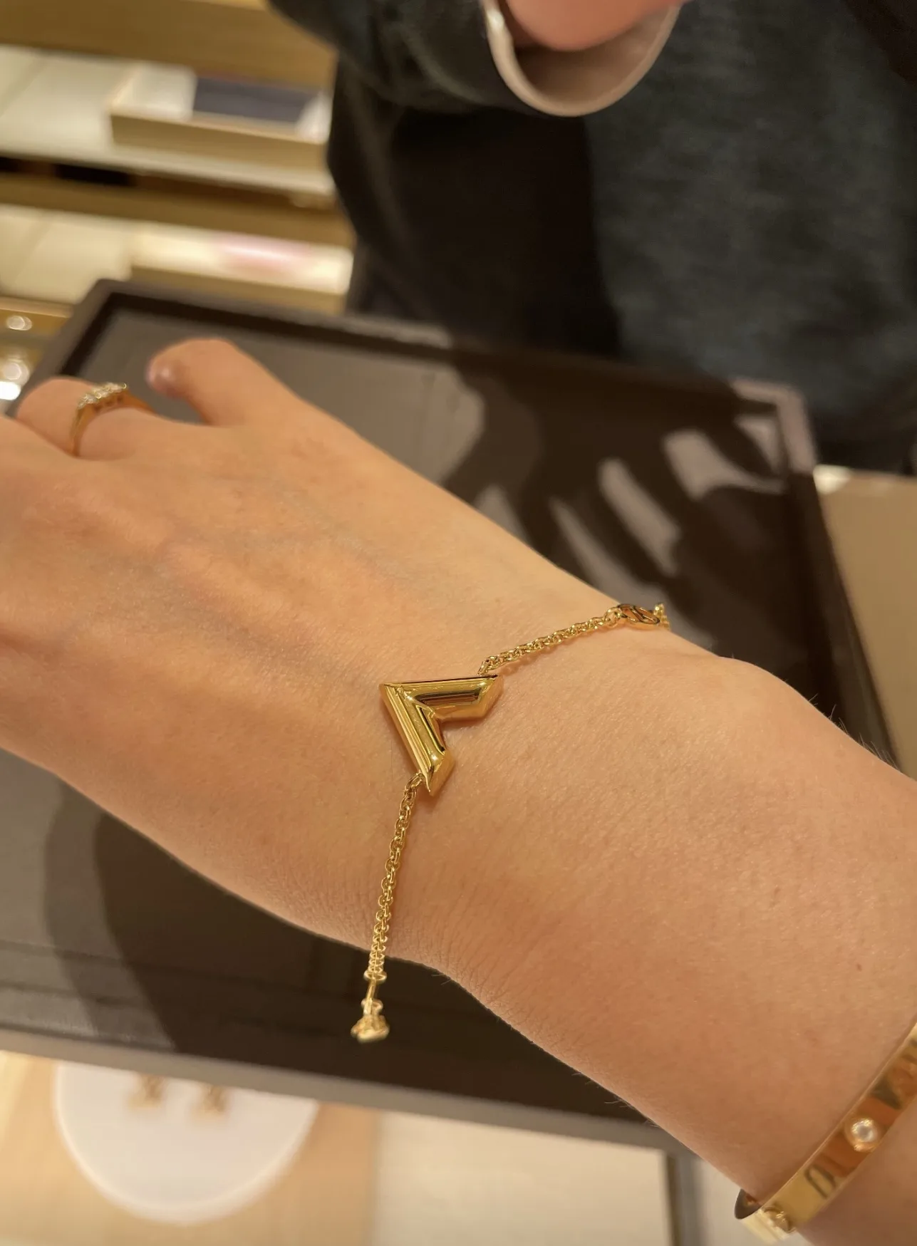 Essential V Chain Bracelet (Brass) D10517654 — view 8