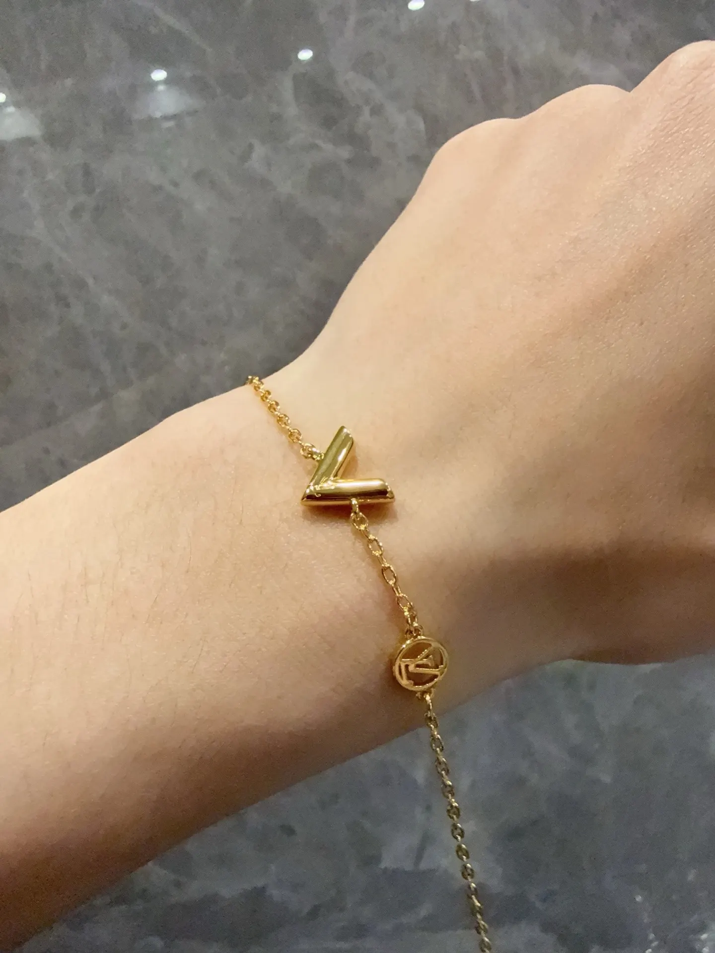 Essential V Chain Bracelet (Brass) D10517654 — view 9