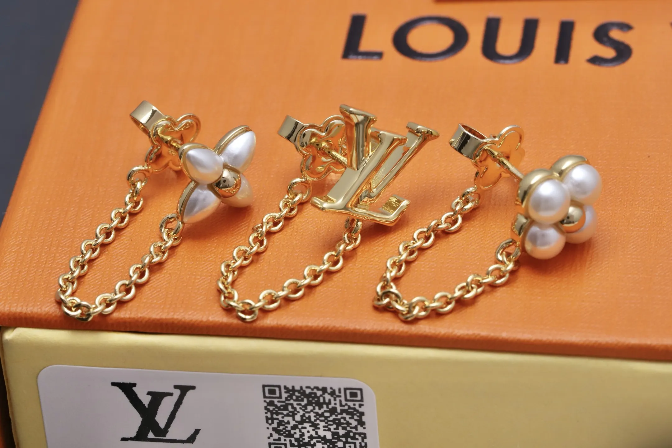 Monogram Flower and LV Logo Chain Earring Set D14017270 — view 3