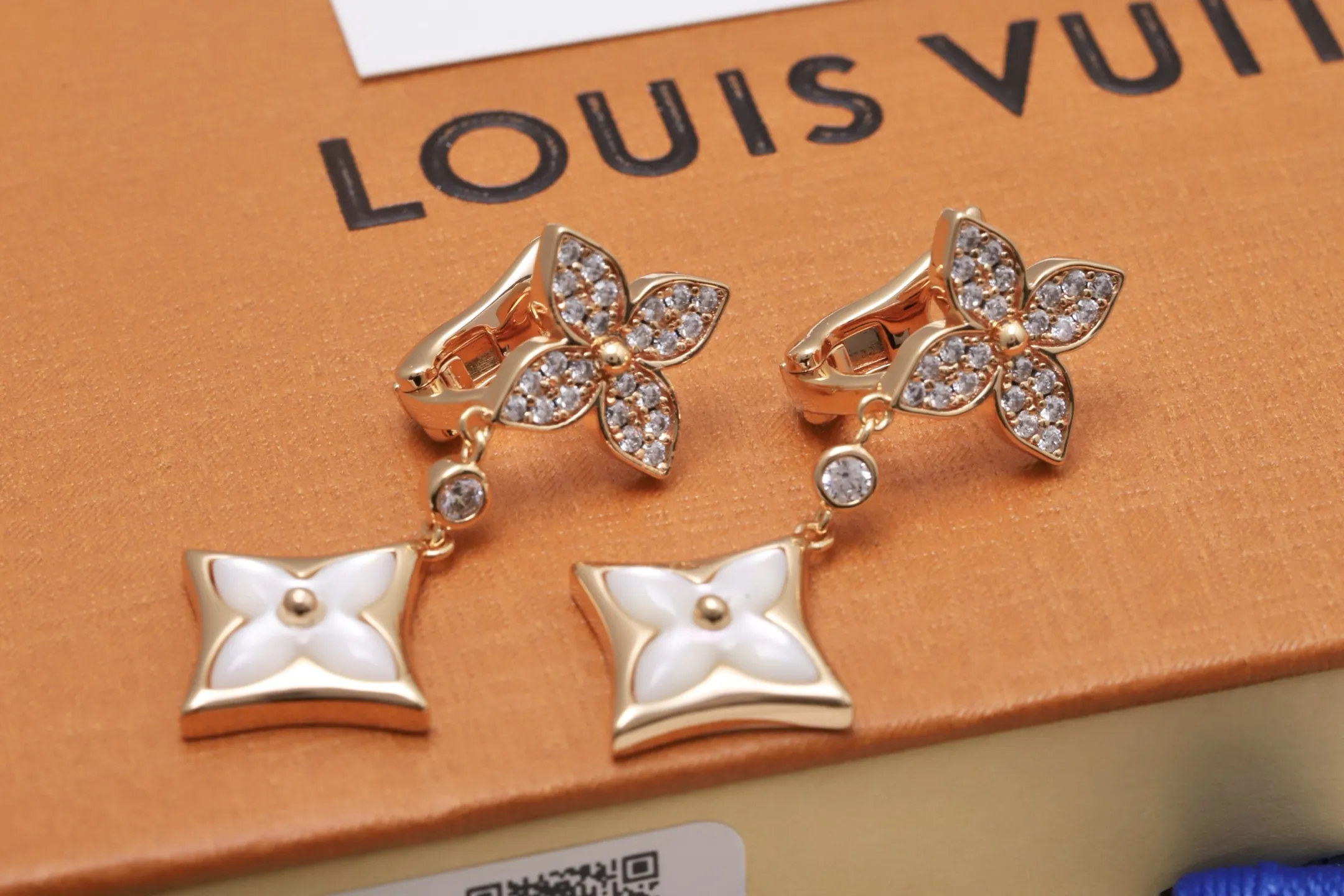 Star Blossom Monogram Flower Drop Earrings D28017265 — view 3