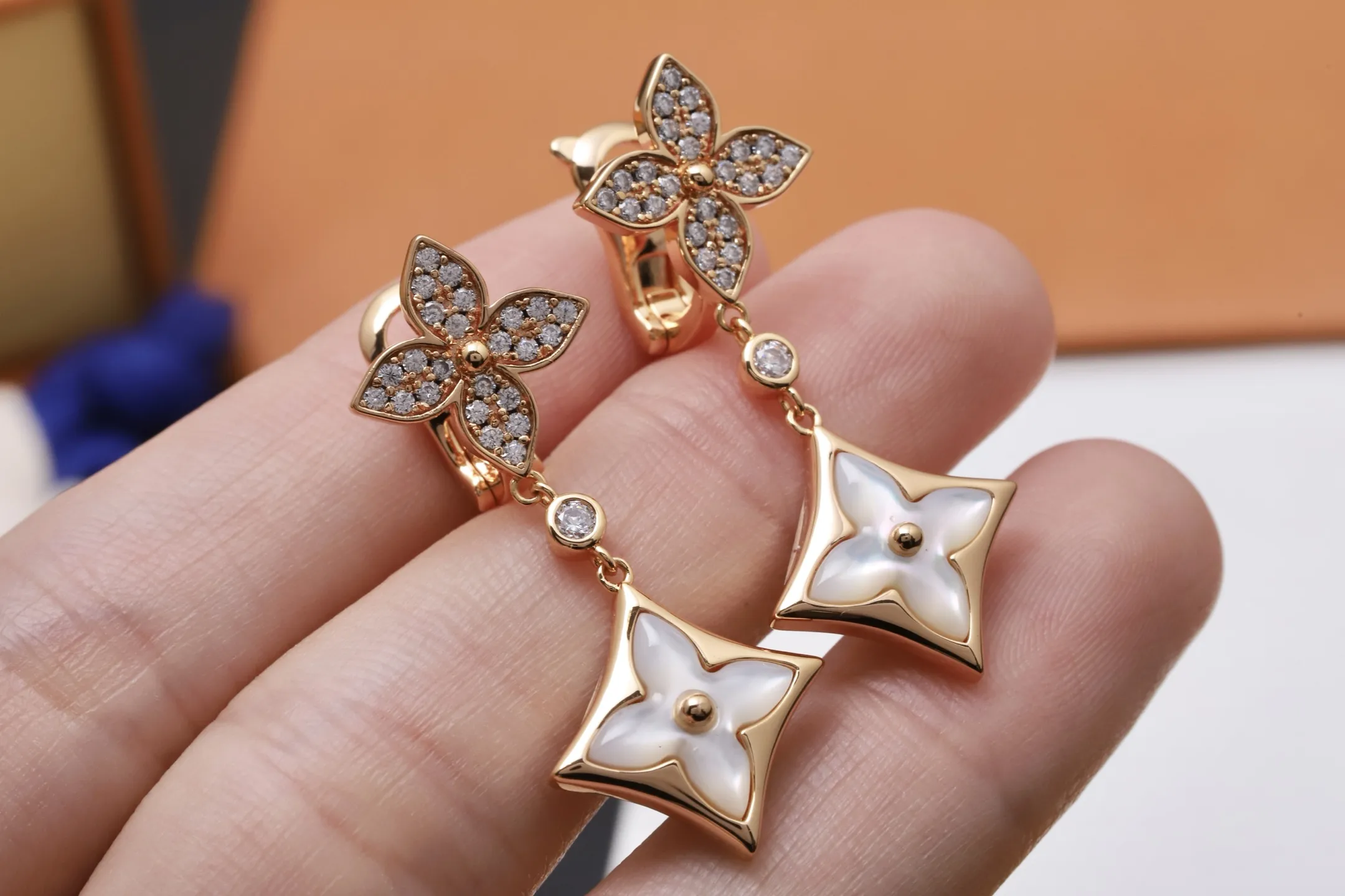 Star Blossom Monogram Flower Drop Earrings D28017265 — view 4